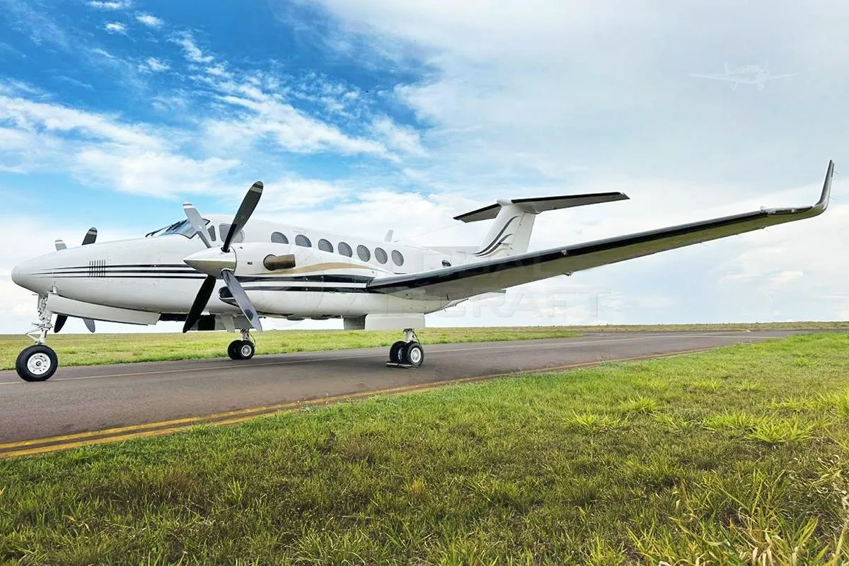 Exterior view of a 2000 BEECHCRAFT KING AIR 350.