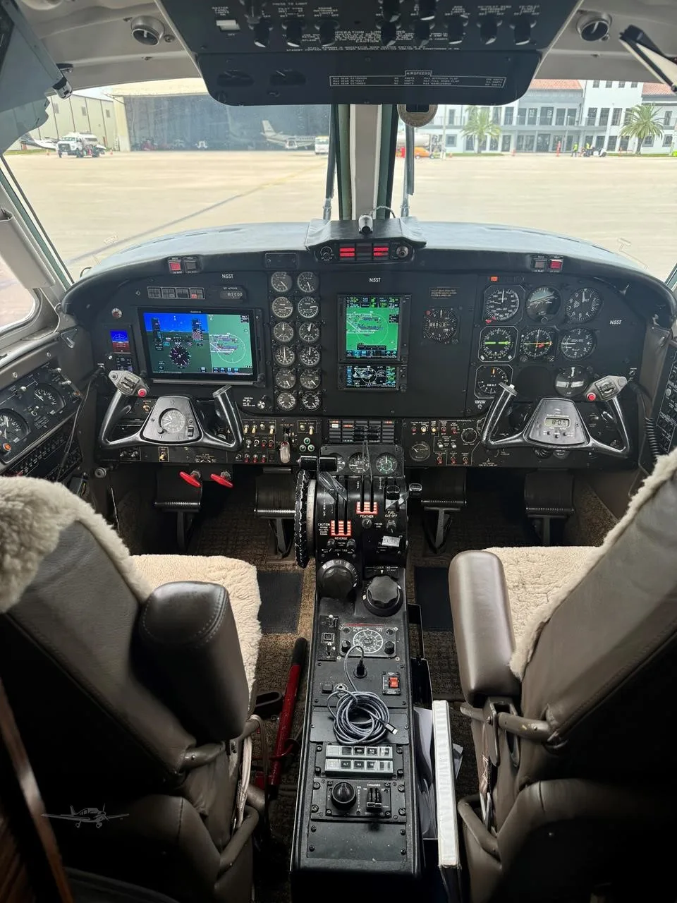 Cockpit and instrument panel of a 1977 BEECHCRAFT KING AIR 200.