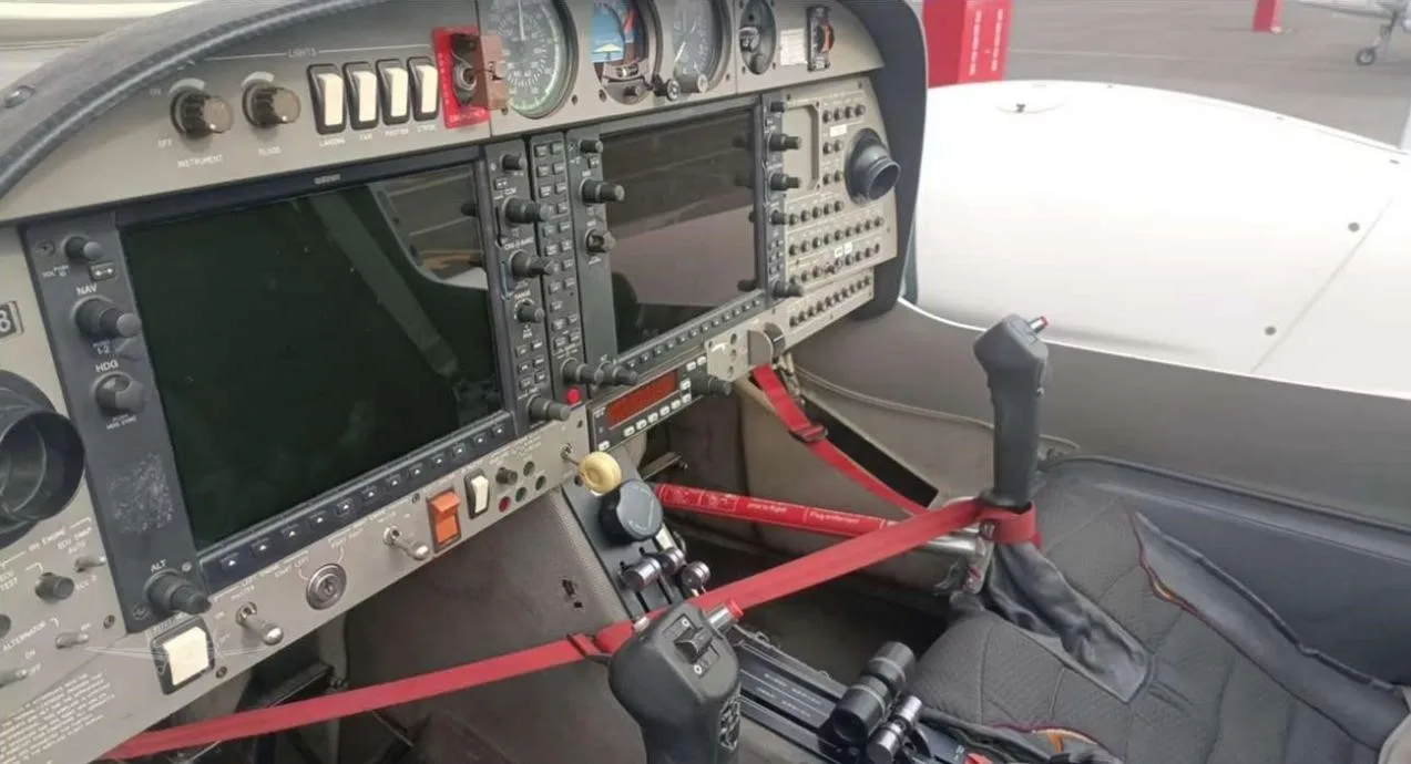 Cockpit and instrument panel of a 2008 DIAMOND DA42.