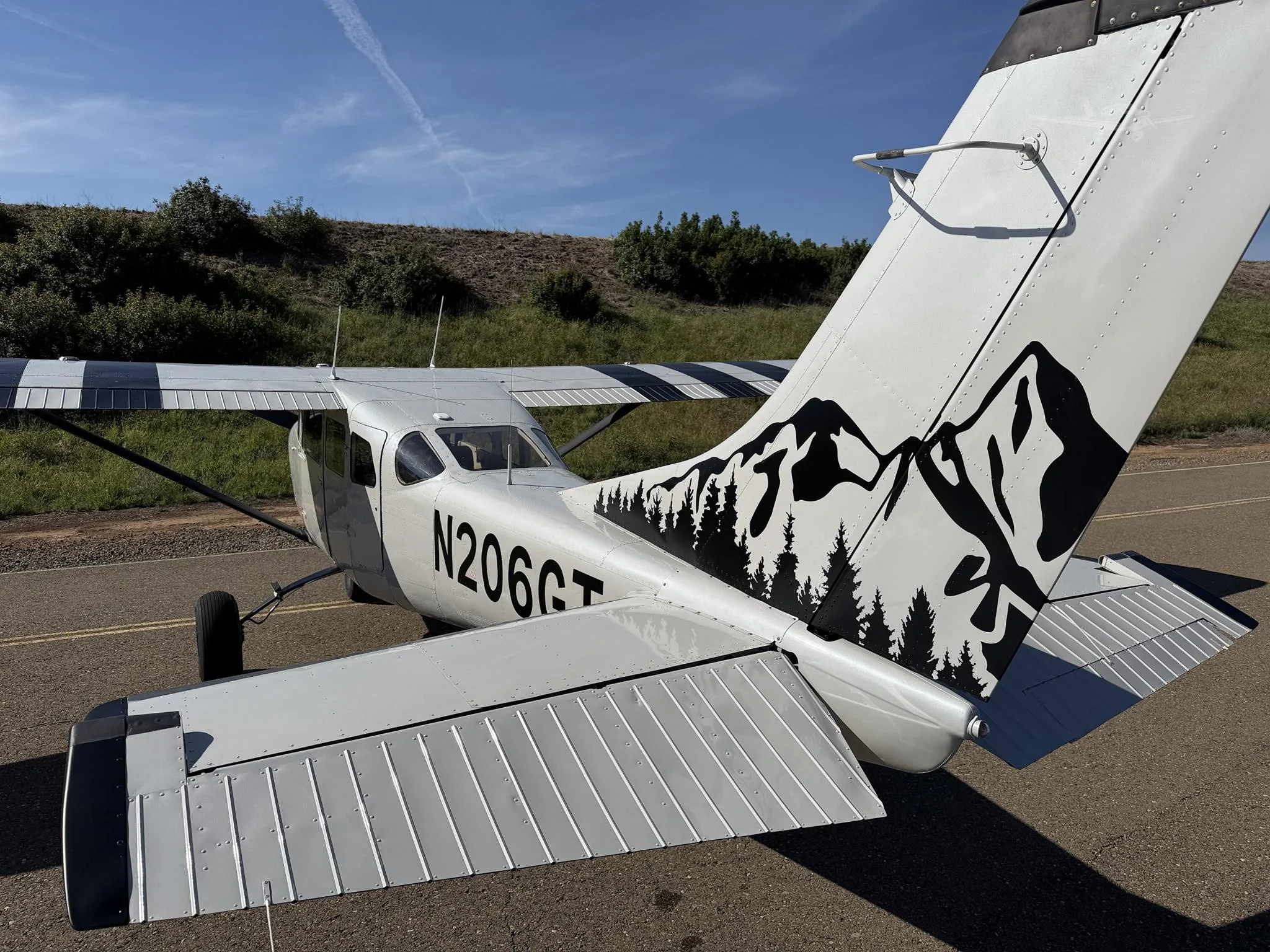 Exterior view of a 1967 CESSNA P206 SUPER SKYLANE, N206GT.