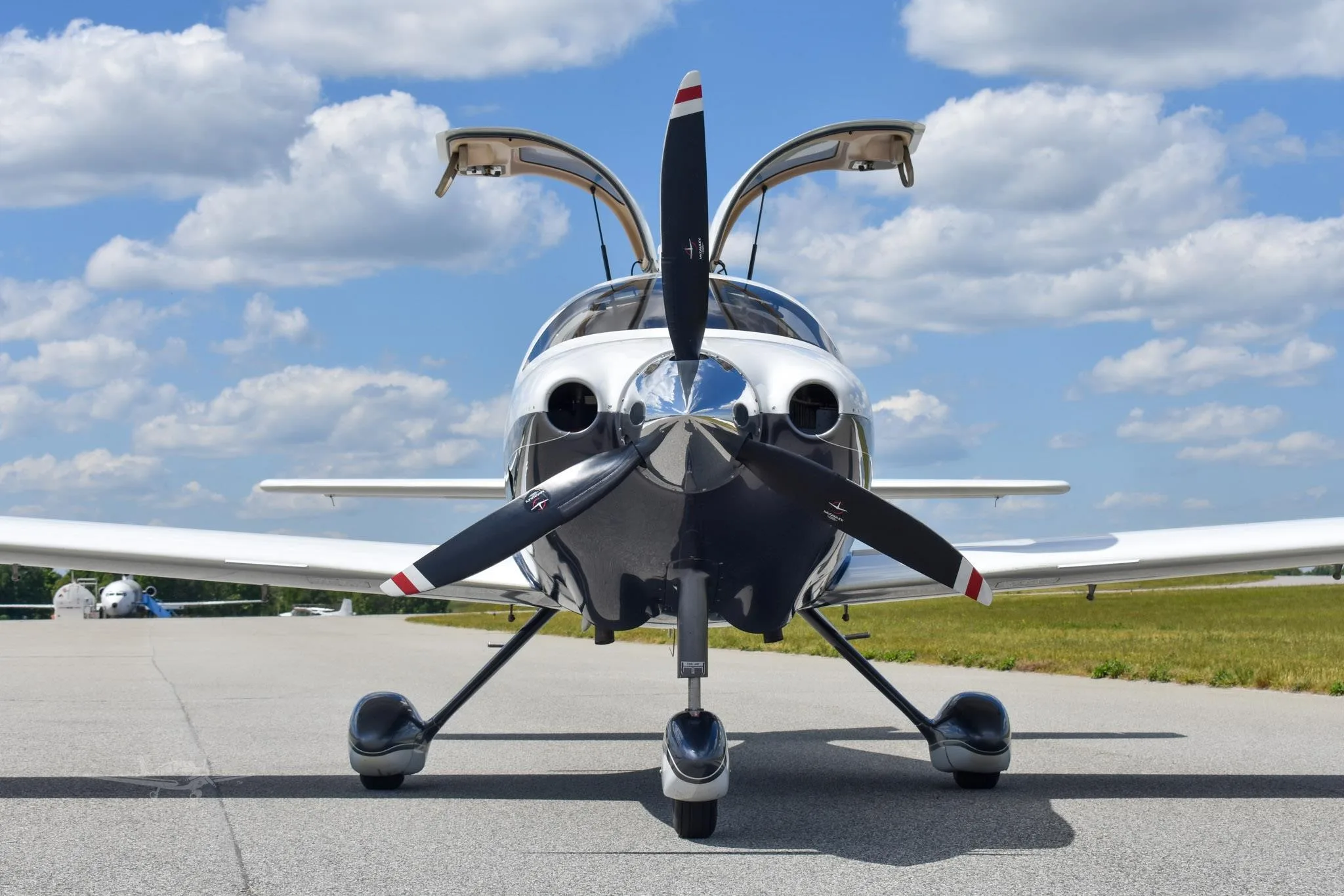 Exterior view of a 2008 CESSNA 350, N241BS.