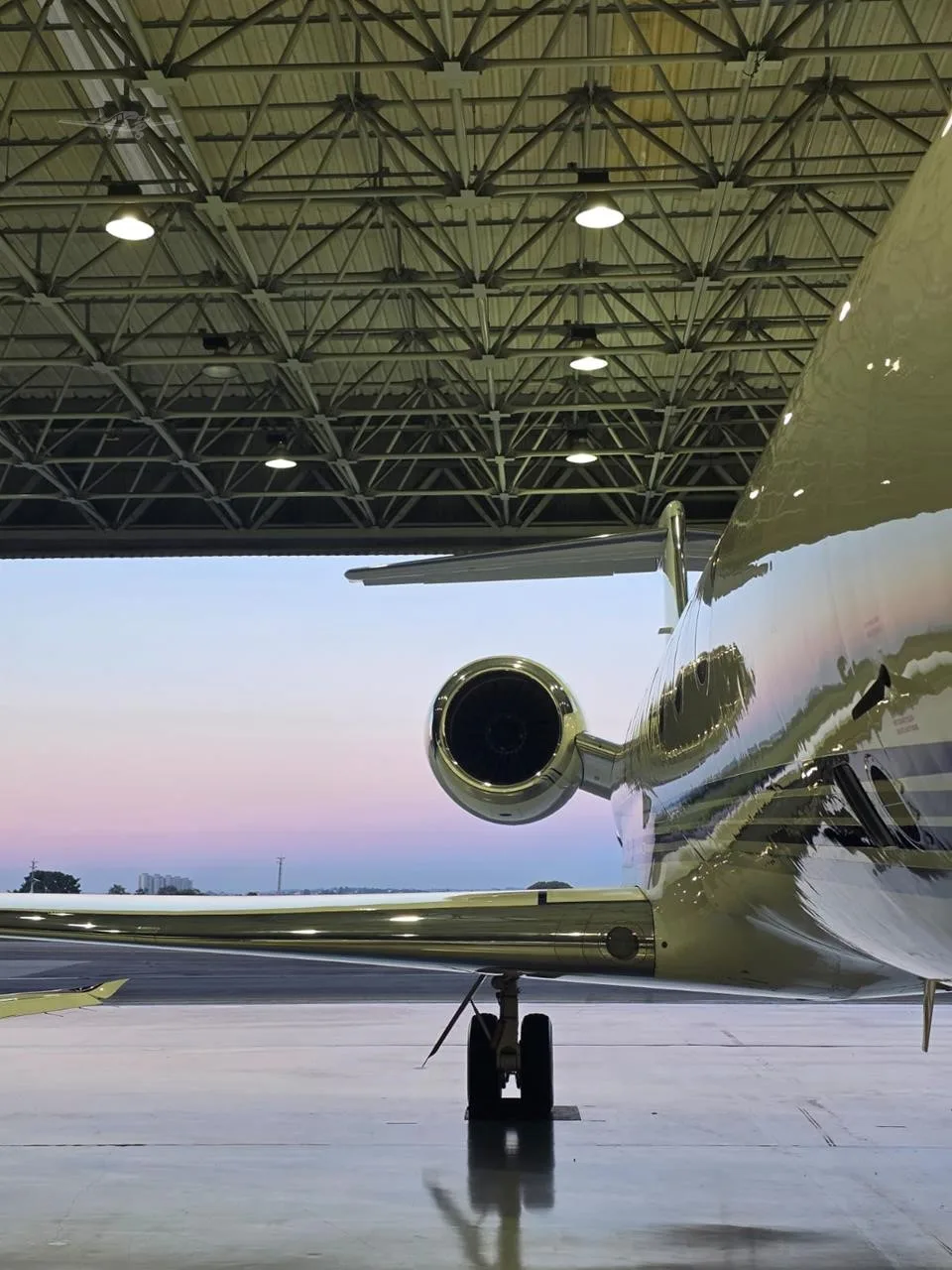 Exterior view of a 2011 GULFSTREAM G550.