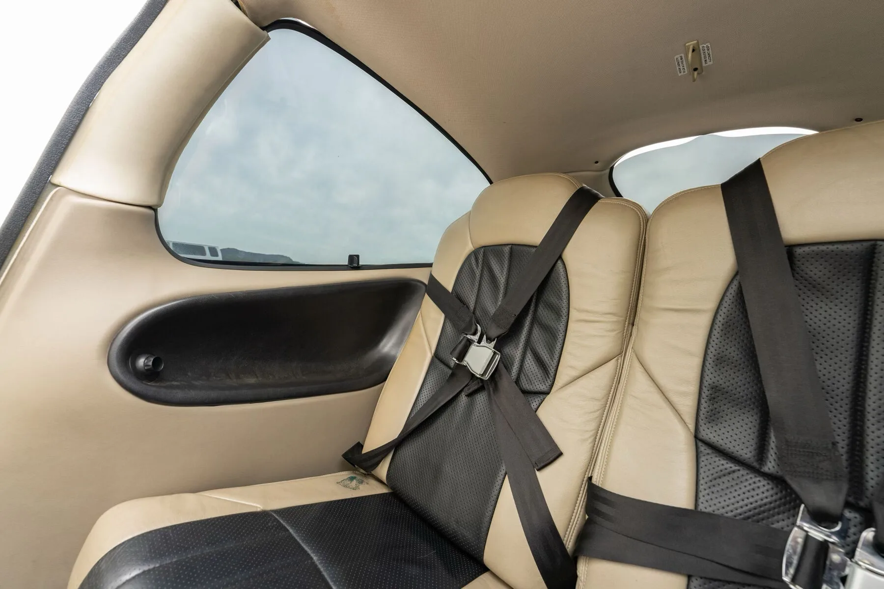Cabin interior of a Cirrus SR20-G2.