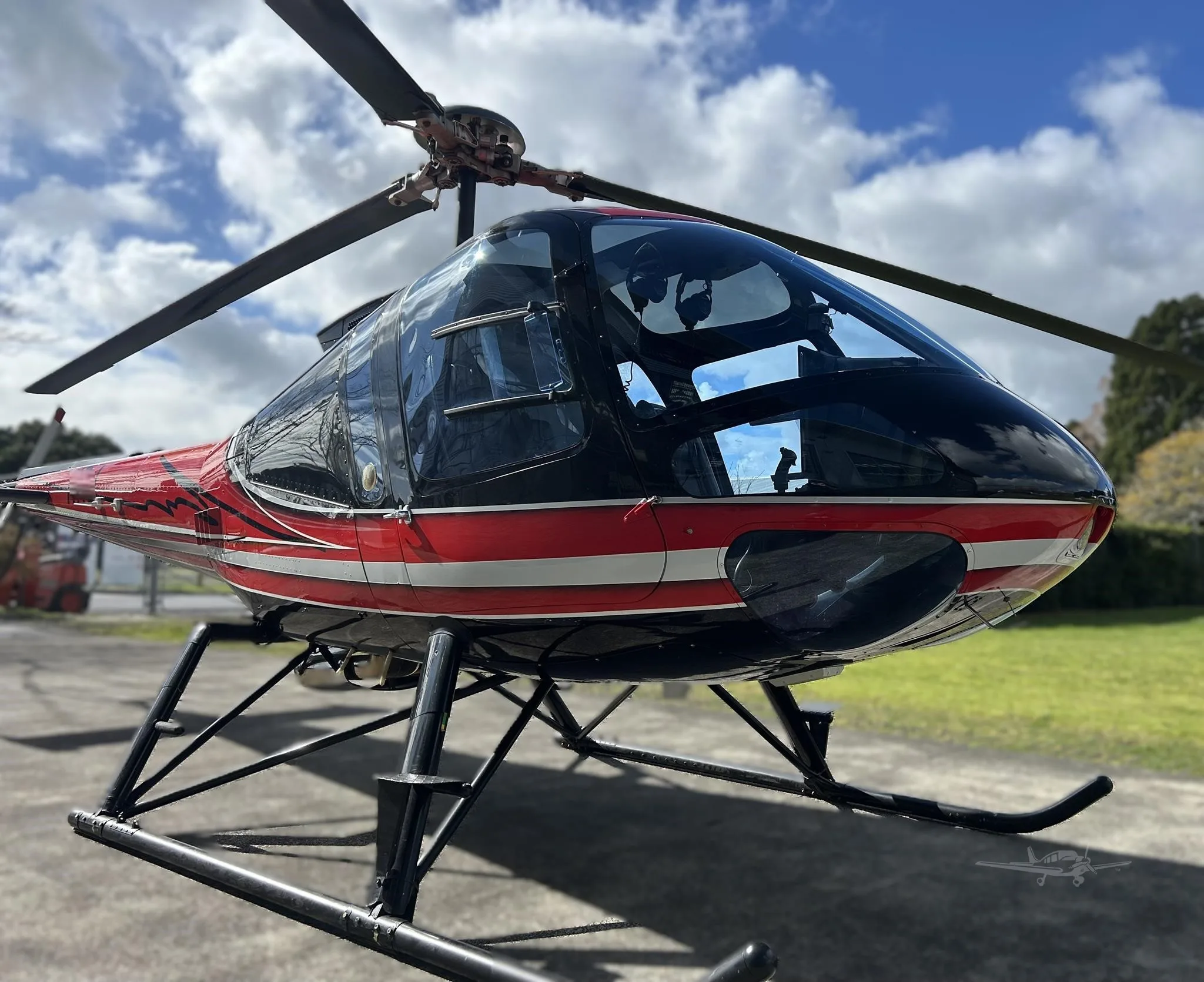 Exterior view of a 2006 ENSTROM 480B TURBINE.