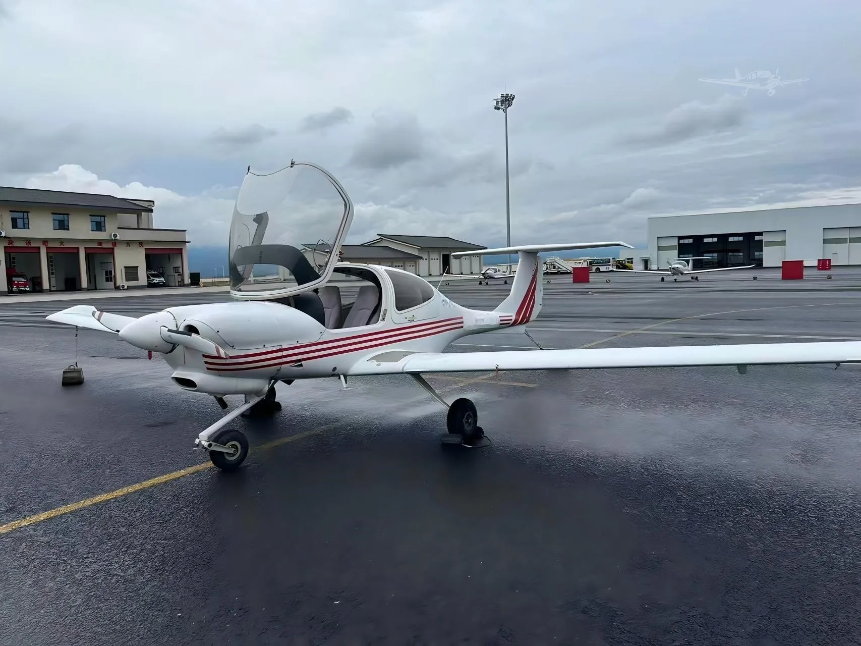 Exterior view of a 2008 DIAMOND DA40-FP DIAMOND STAR, B-9361.