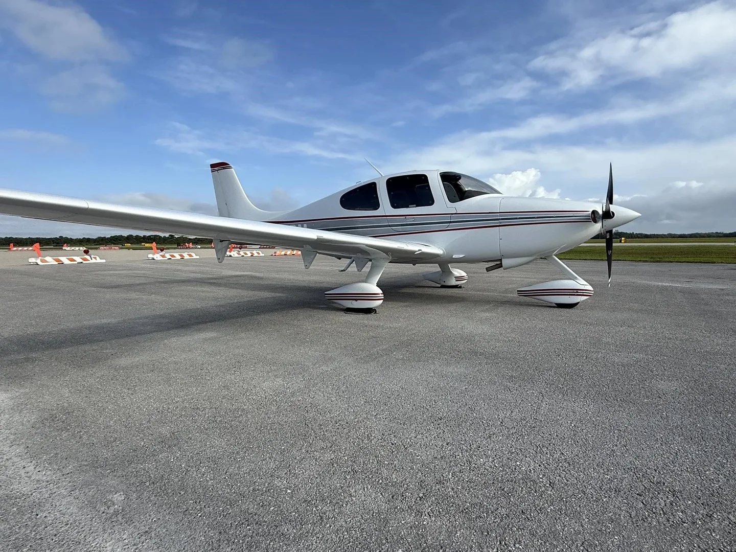 Exterior view of a 2004 Cirrus SR22 G2.