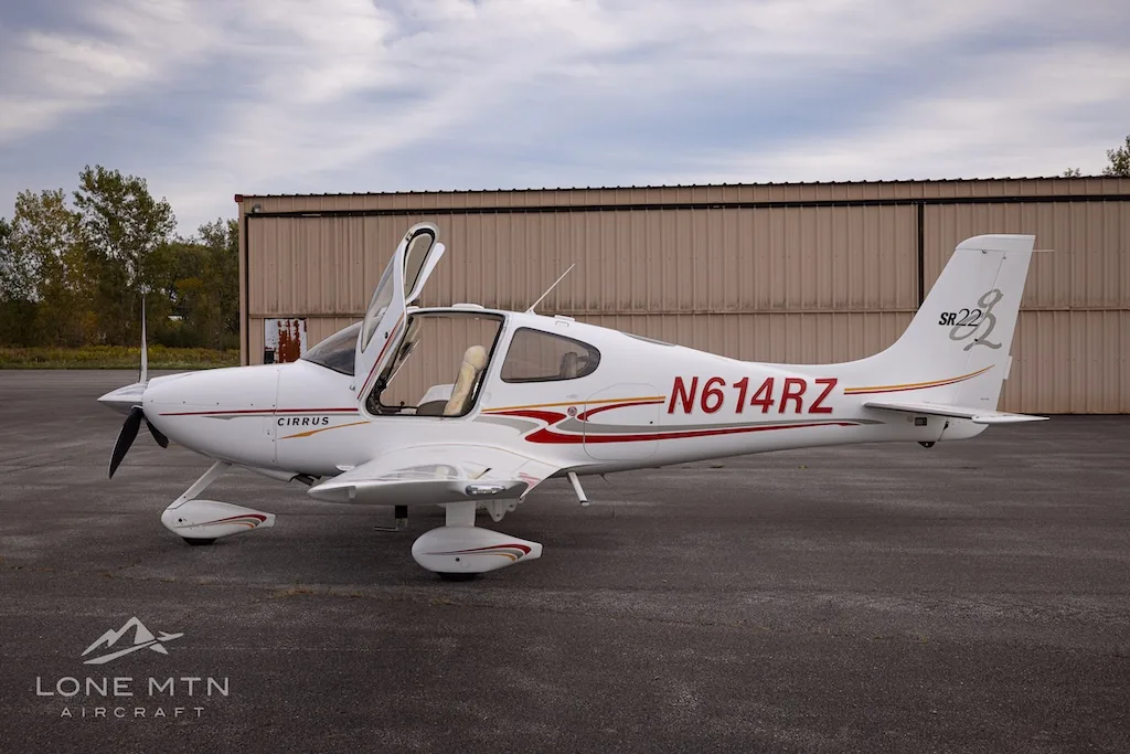 Exterior view of a 2004 Cirrus SR22 G2, N614RZ.