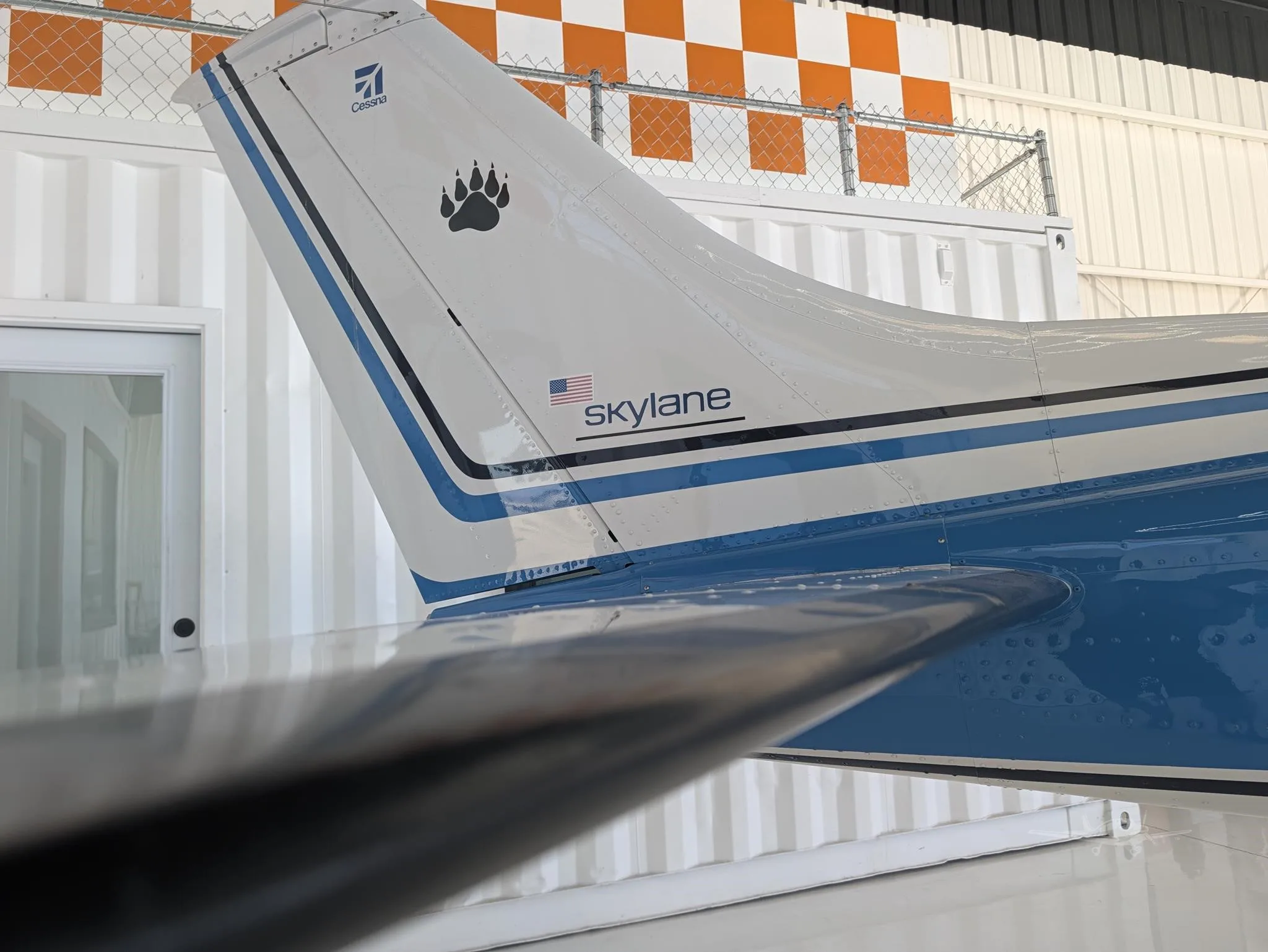 Exterior view of a CESSNA 182 SKYLANE, N52761.