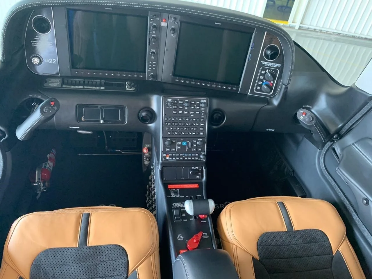 Cockpit and instrument panel of a 2019 CIRRUS SR22-G6.
