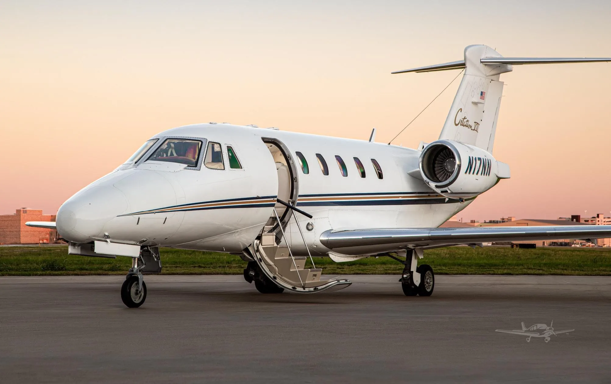 Exterior view of a 1999 CESSNA CITATION VII, N17NN.
