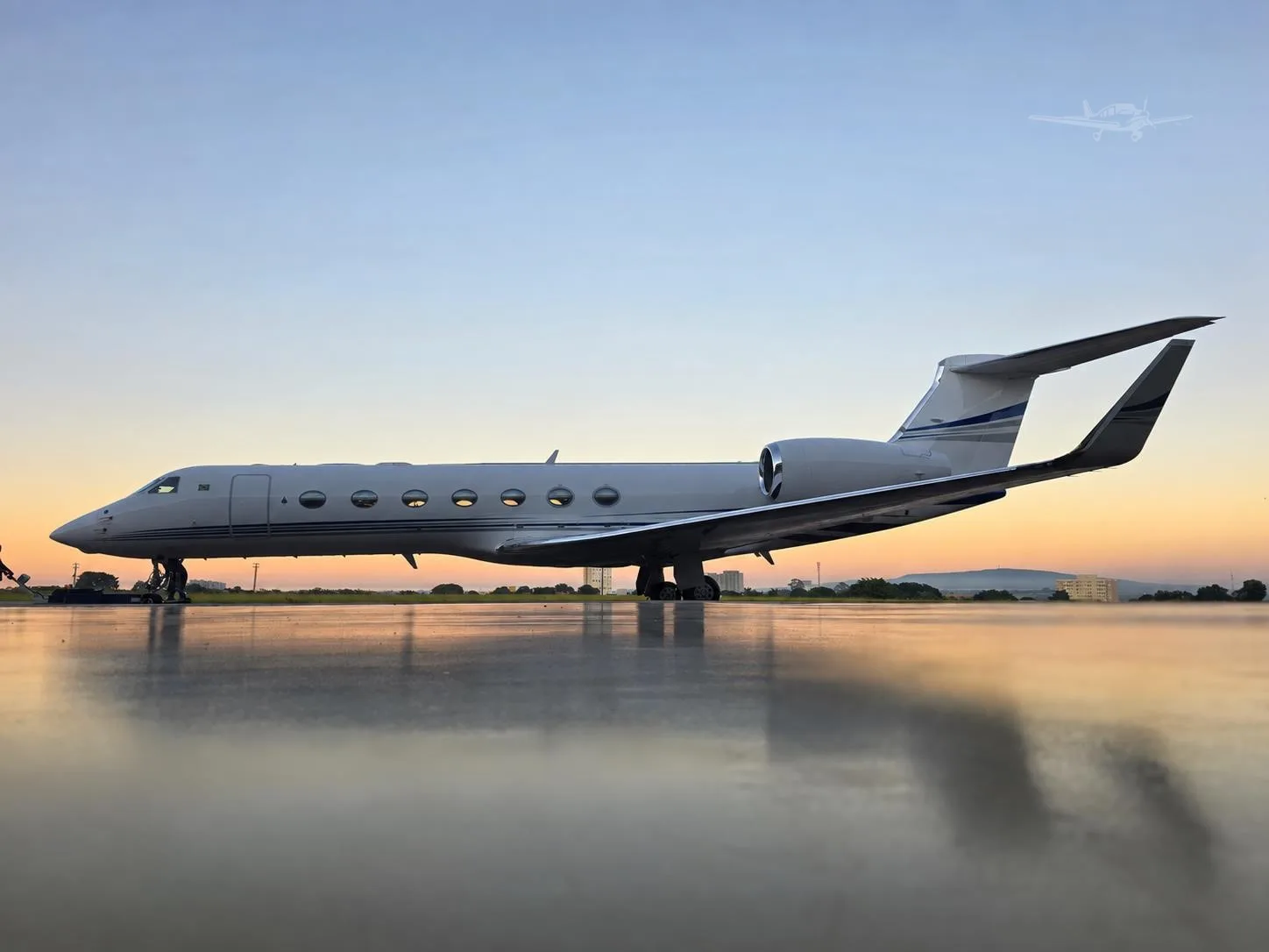 Exterior view of a 2011 GULFSTREAM G550.
