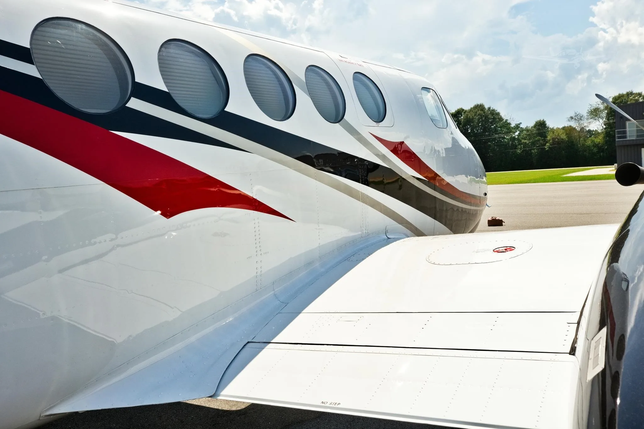 Exterior view of a 1982 BEECHCRAFT KING AIR 200, N799MC.
