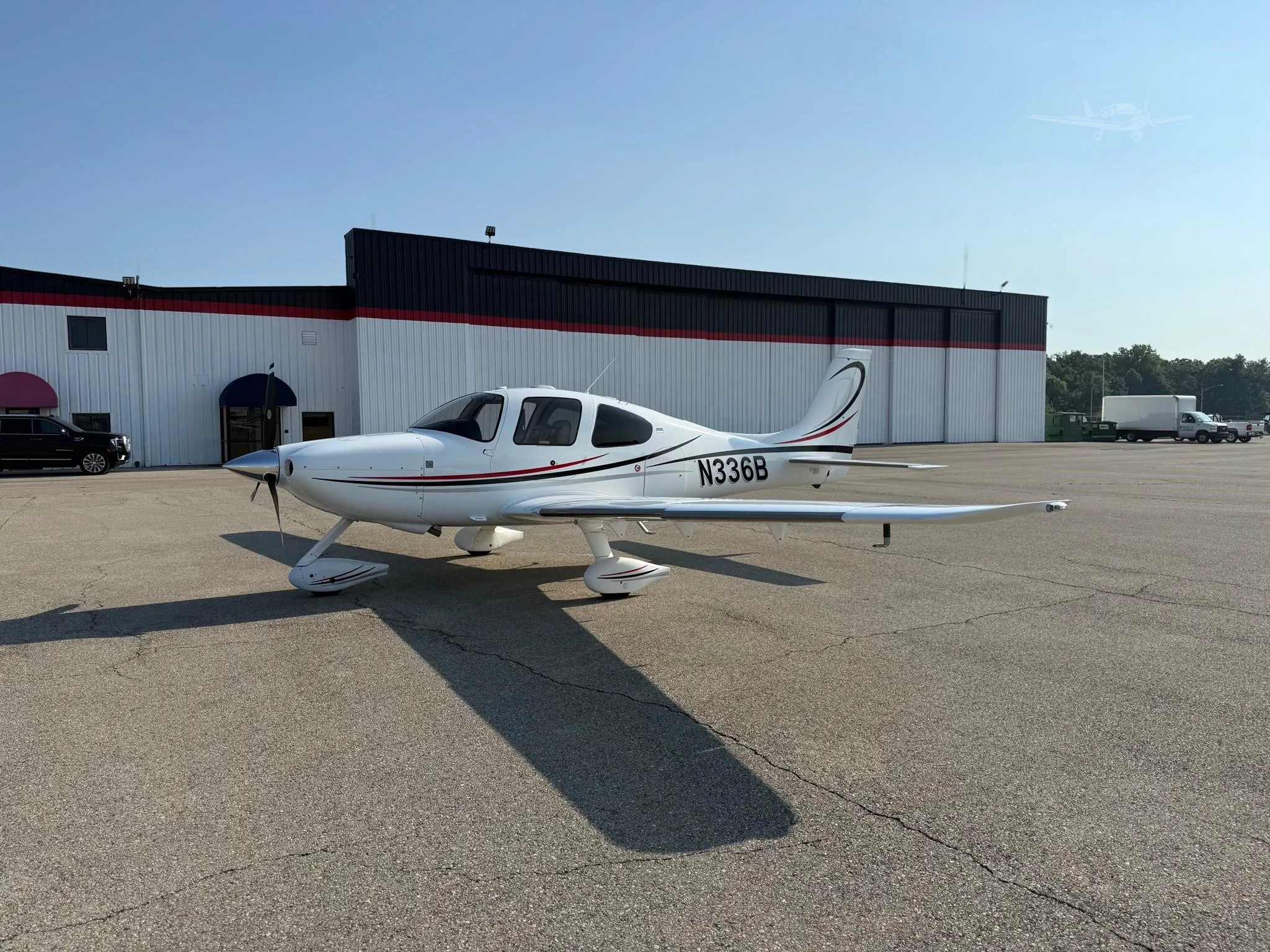 Exterior view of a 2006 CIRRUS SR22-G2, N336B.