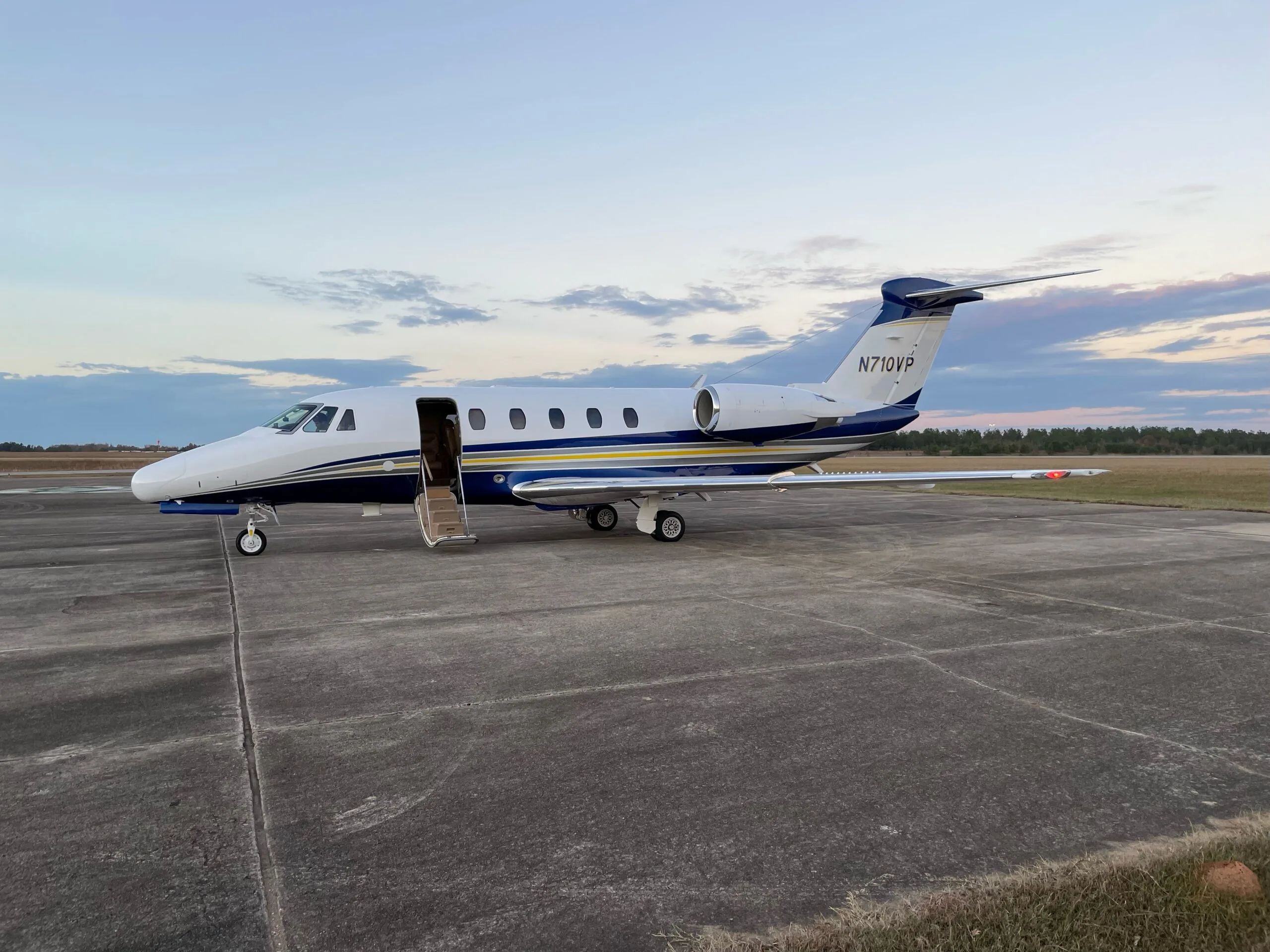 Exterior view of a Cessna CITATION VII 7100.