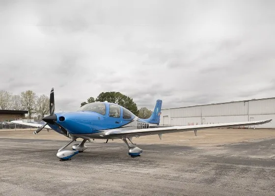 Exterior view of a 2021 Cirrus SR22-G6, N289WM.