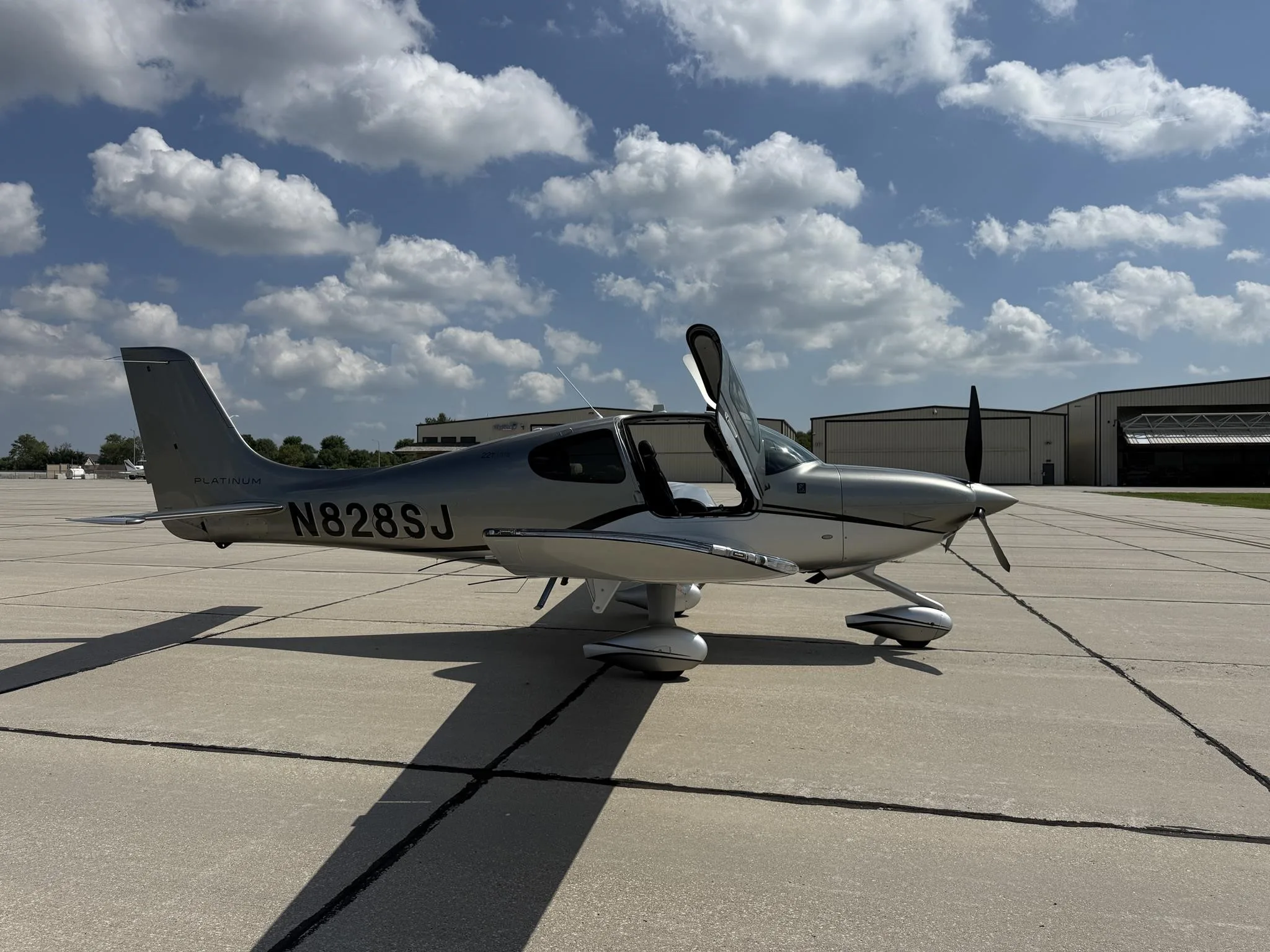 Exterior view of a 2017 CIRRUS SR22-G6 TURBO, N828SJ.