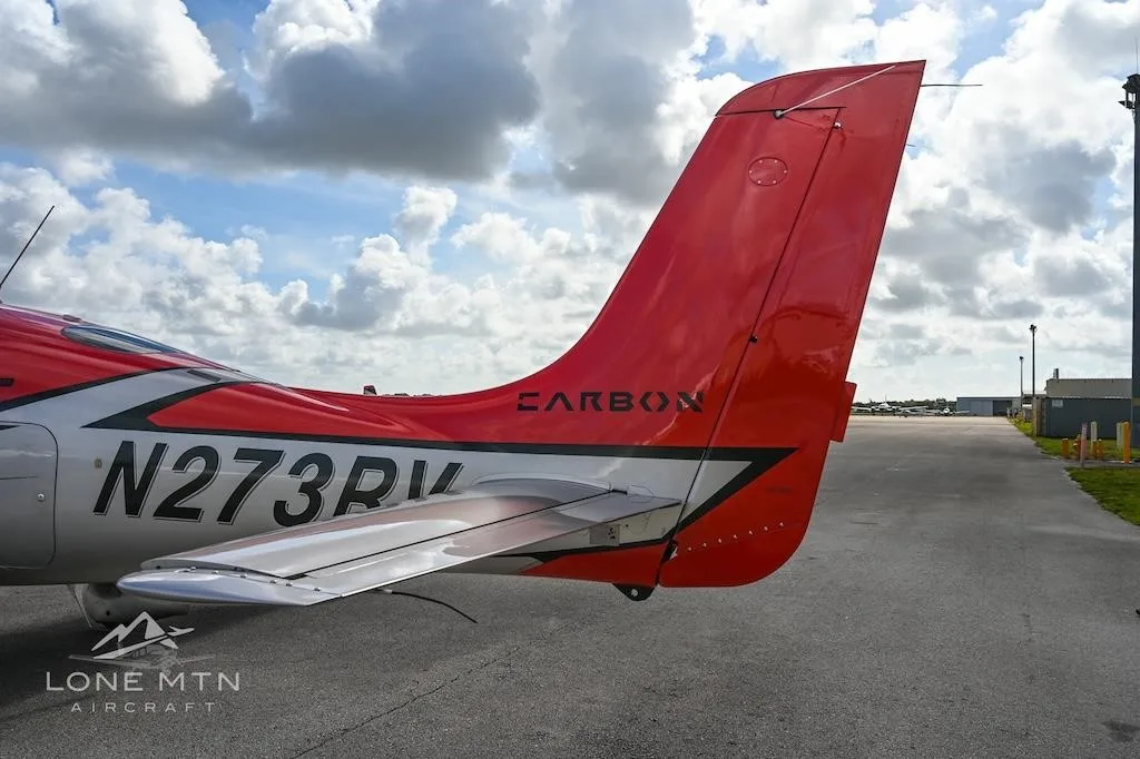 Exterior view of a 2021 CIRRUS SR22-G6, N273RV.