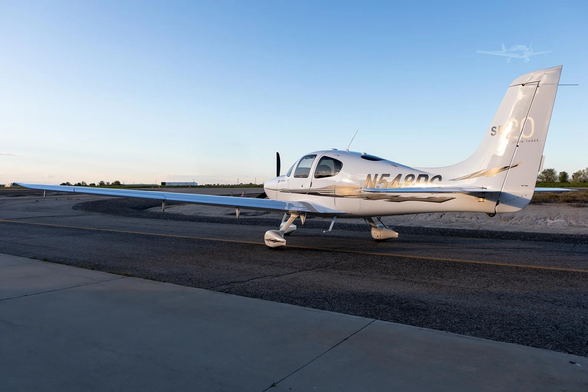 Exterior view of a 2008 CIRRUS SR20-G3, N548PG.