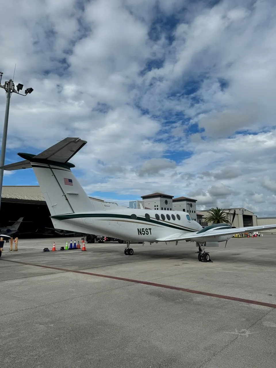 Exterior view of a 1977 BEECHCRAFT KING AIR 200.