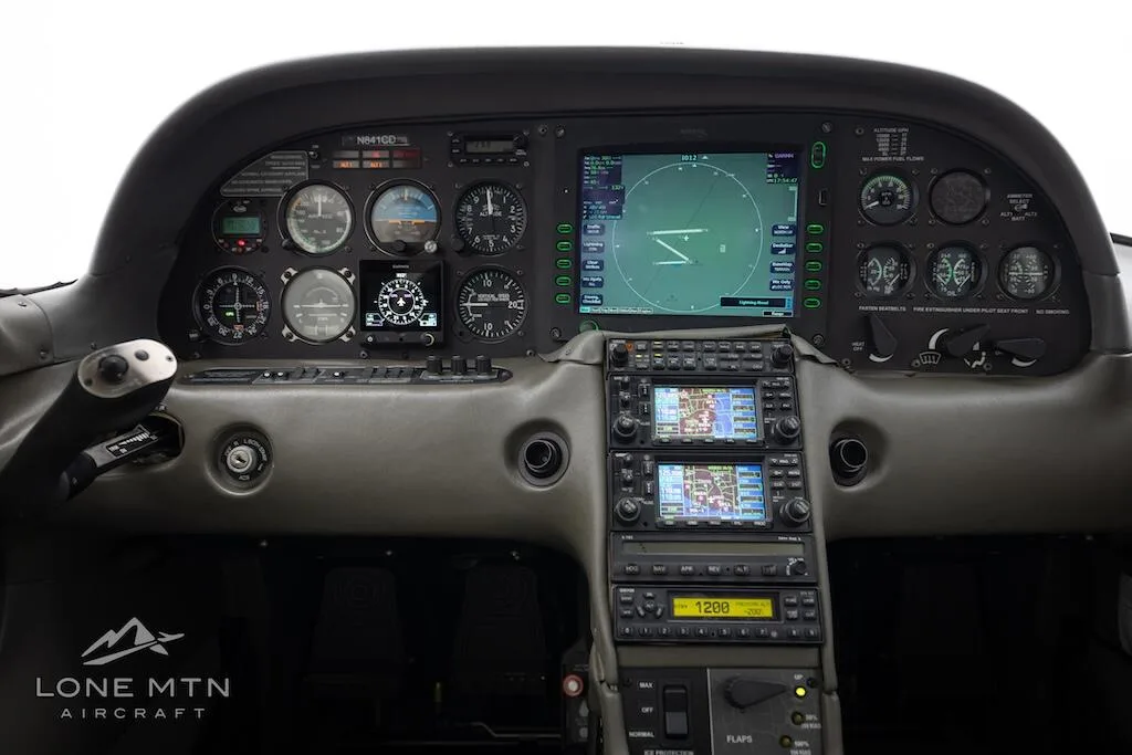 Cockpit and instrument panel of a 2002 Cirrus SR22 G1.