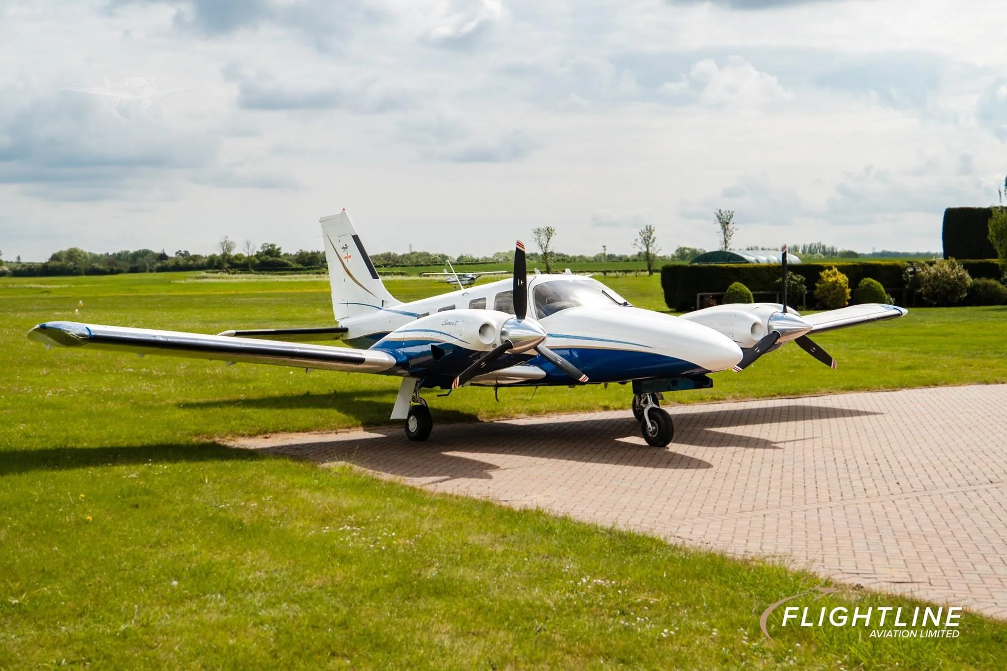 Exterior view of a 2001 PIPER SENECA V, N61HB.