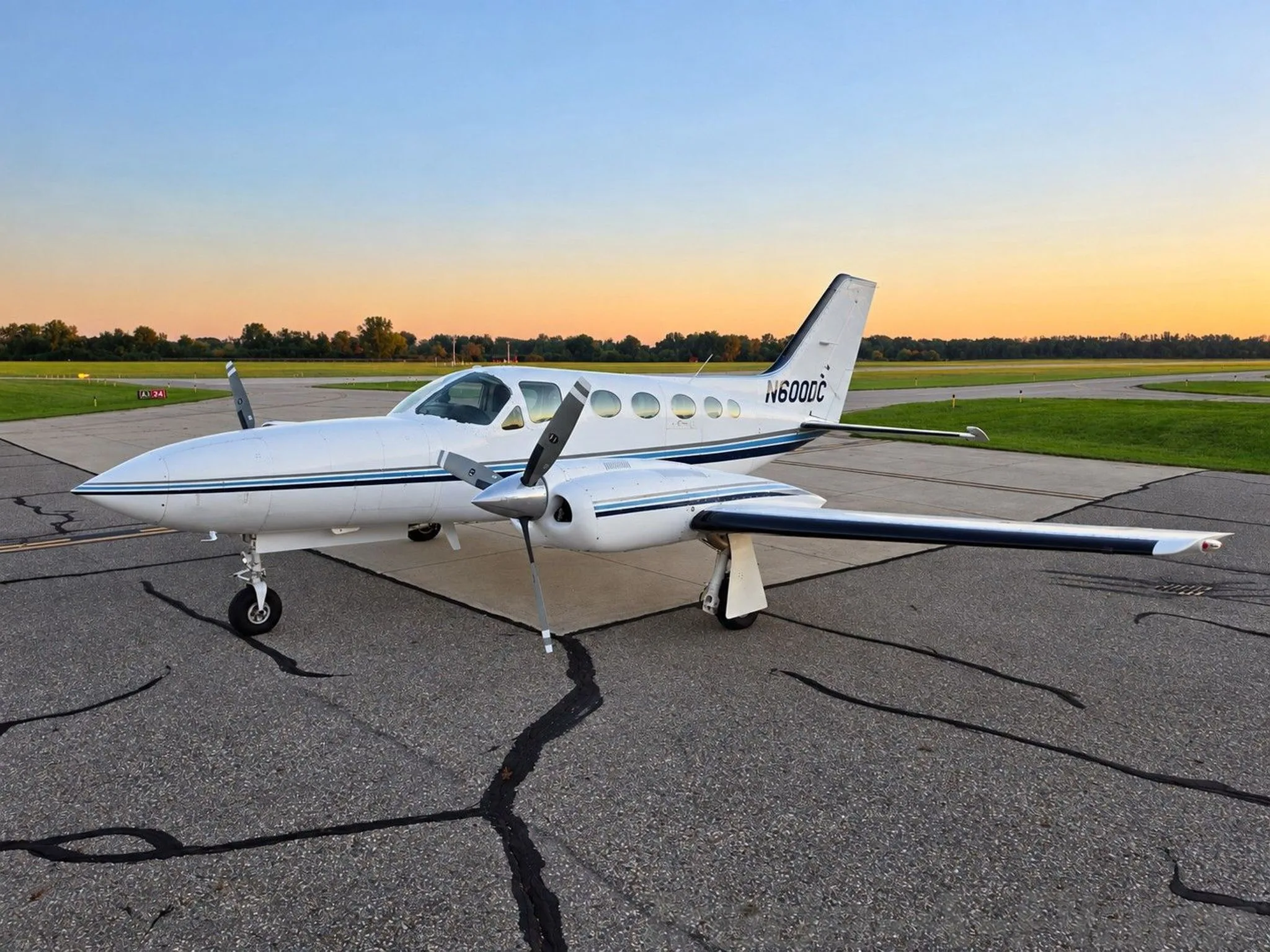 Marketing image of a 1981 CESSNA 421C.