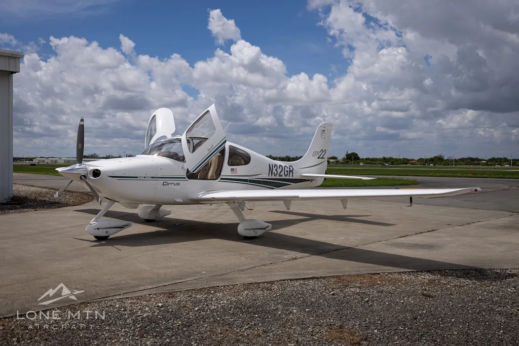 Exterior view of a 2001 Cirrus SR22 G1, N32GR.