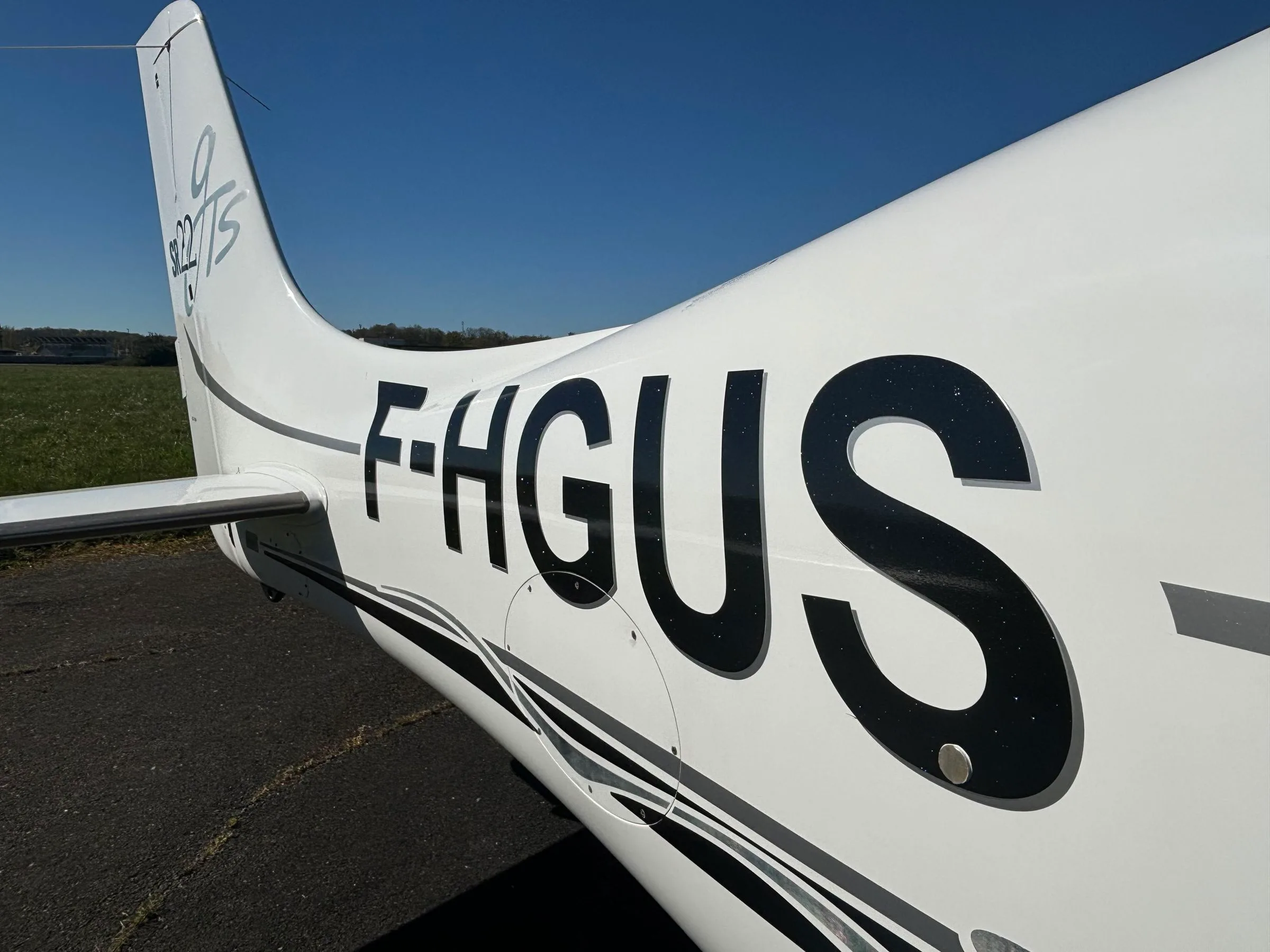 Exterior view of a 2005 Cirrus SR22 G2 GTS, F-HGUS.