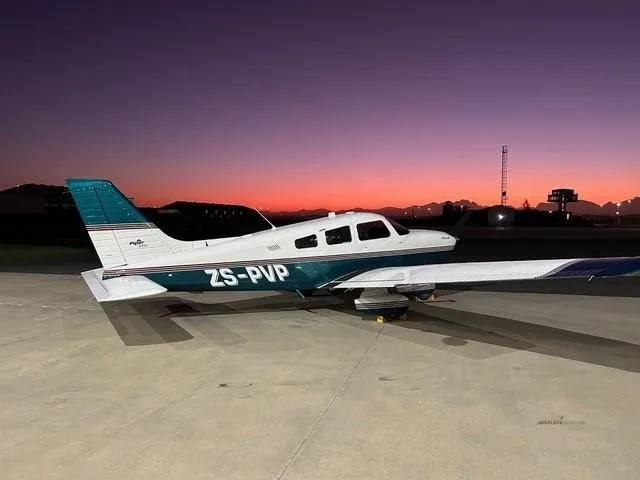 Exterior view of a 2000 PIPER ARCHER III.