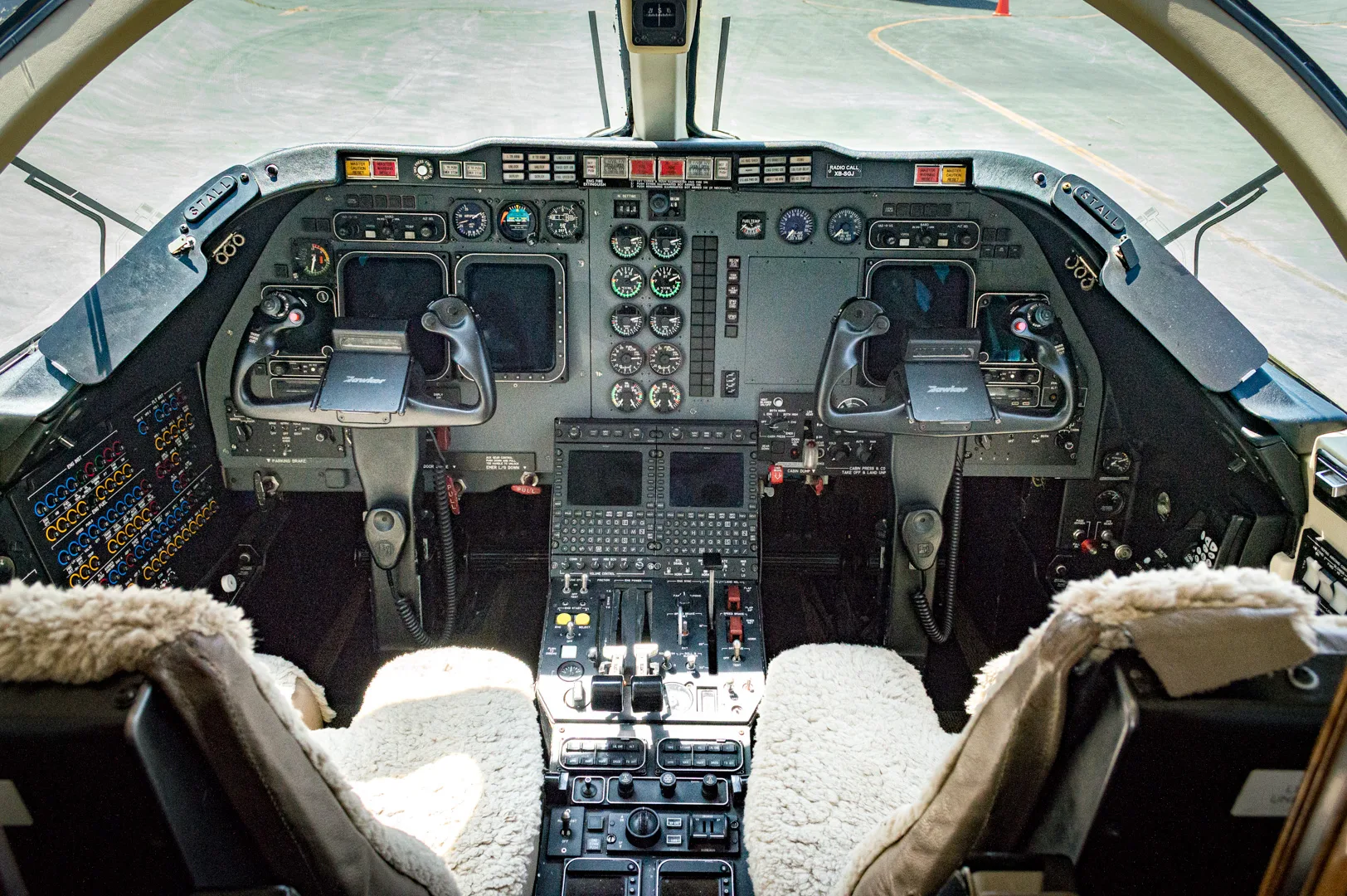 Cockpit and instrument panel of a Hawker 400XP.