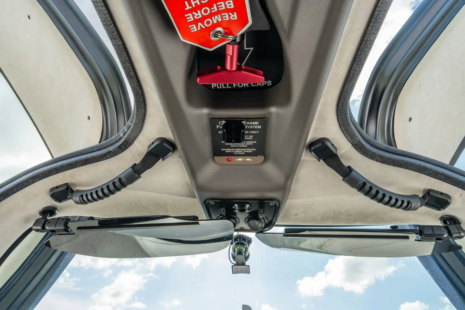 Cockpit and instrument panel of a Cirrus N166R SR20-G7 - Aerista.