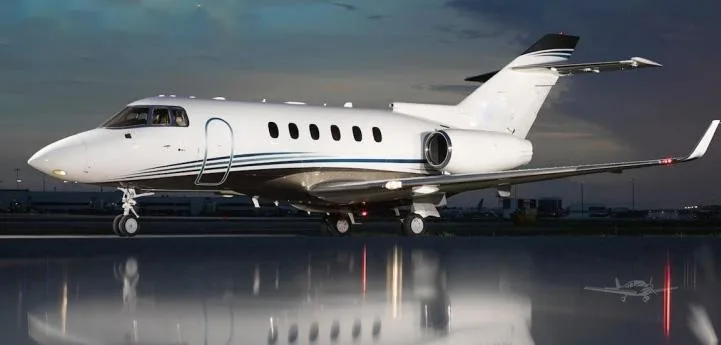 Exterior view of a 2006 HAWKER 850XP.