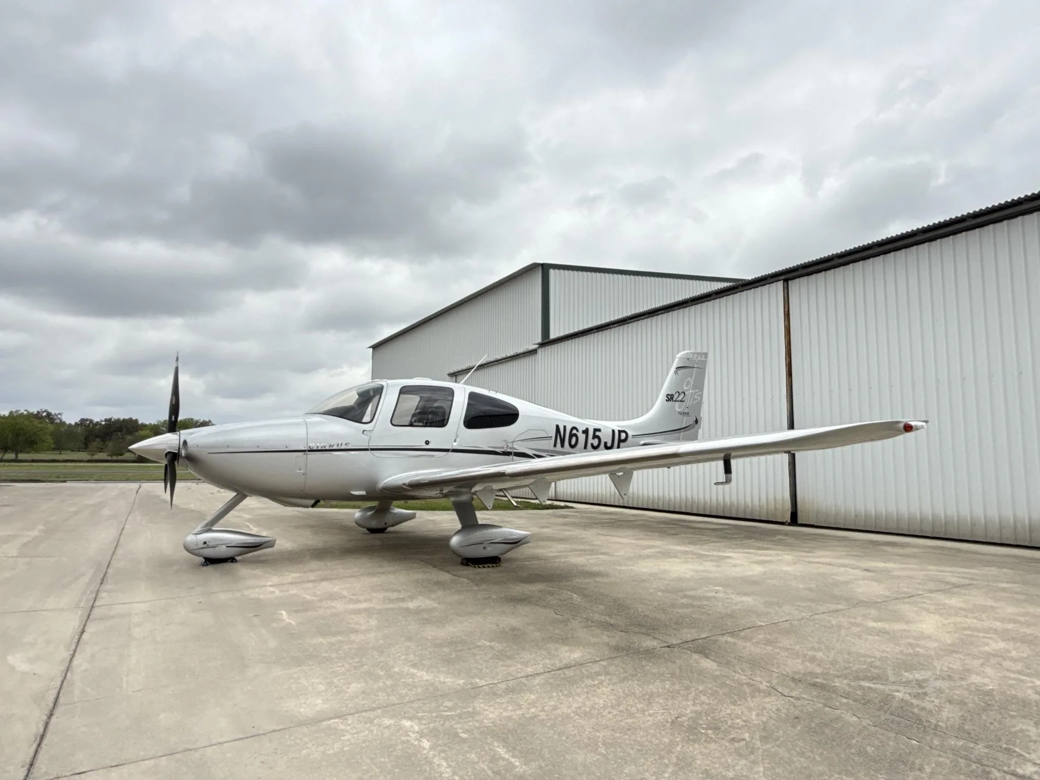 Exterior view of a 2007 CIRRUS SR22-G2 TURBO, N615JP.
