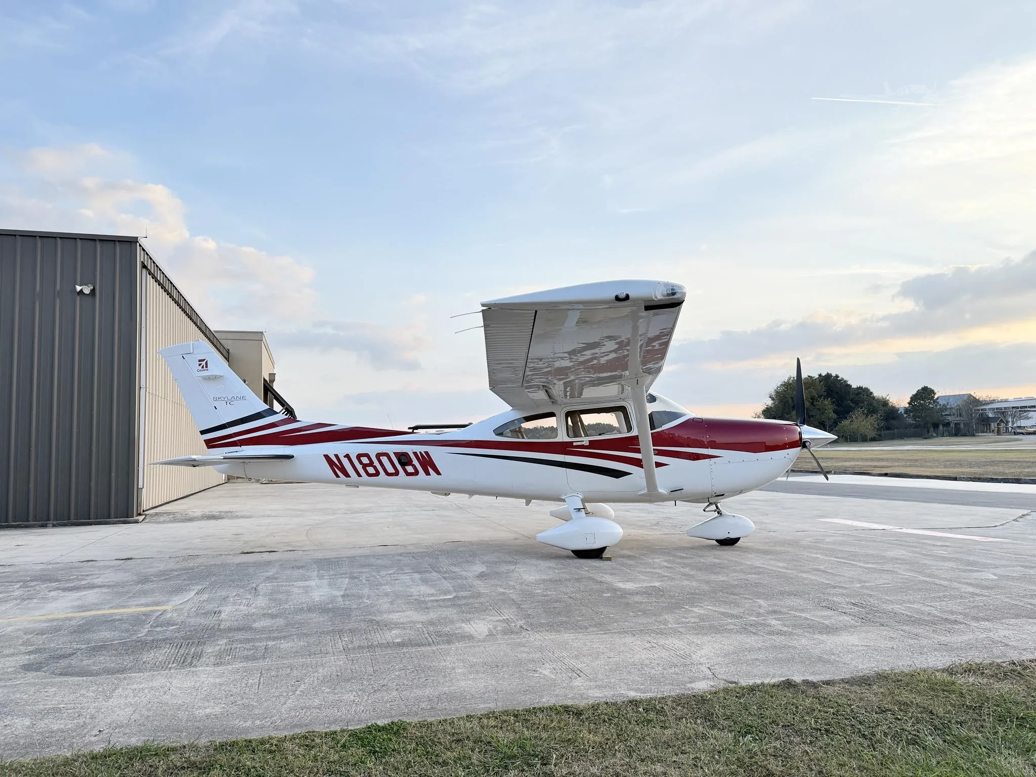 Exterior view of a 2006 CESSNA TURBO 182T SKYLANE, N180BW.