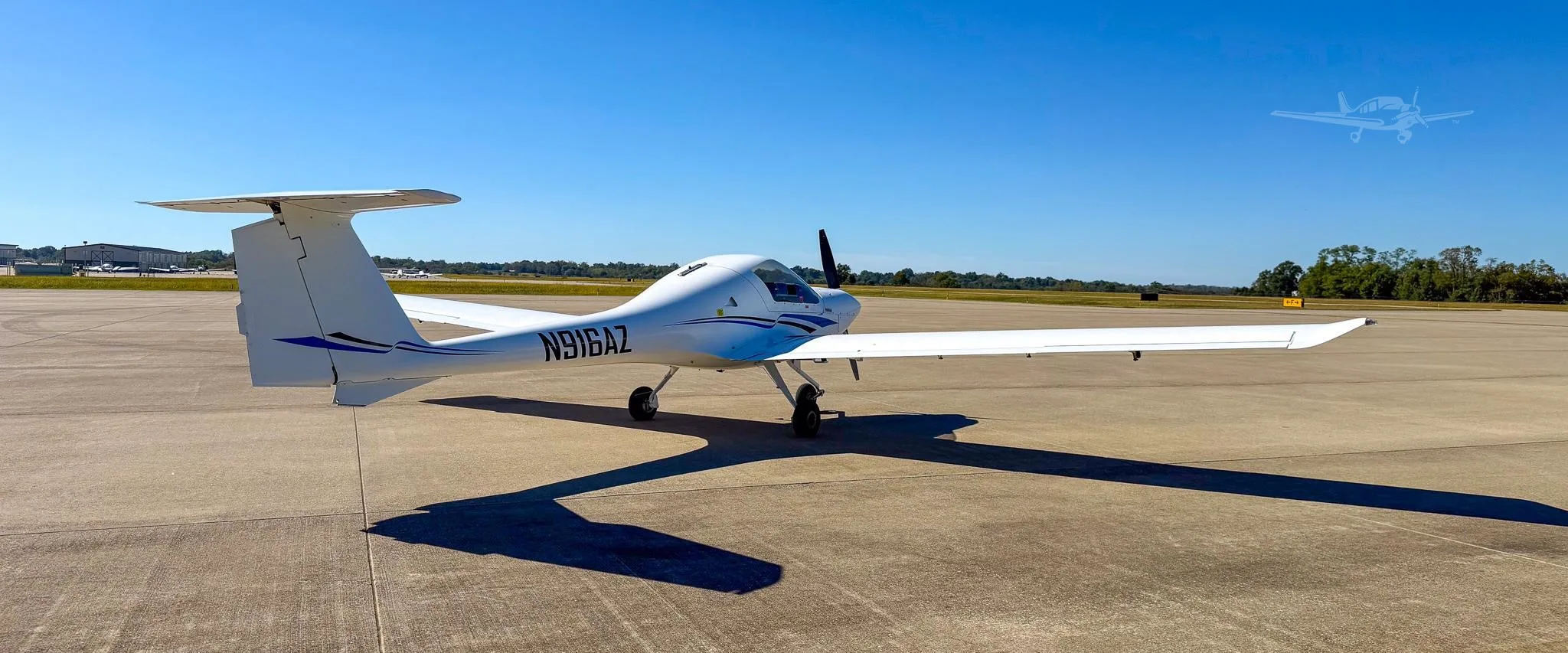 Exterior view of a 1998 DIAMOND DA20-C1, N916AZ.