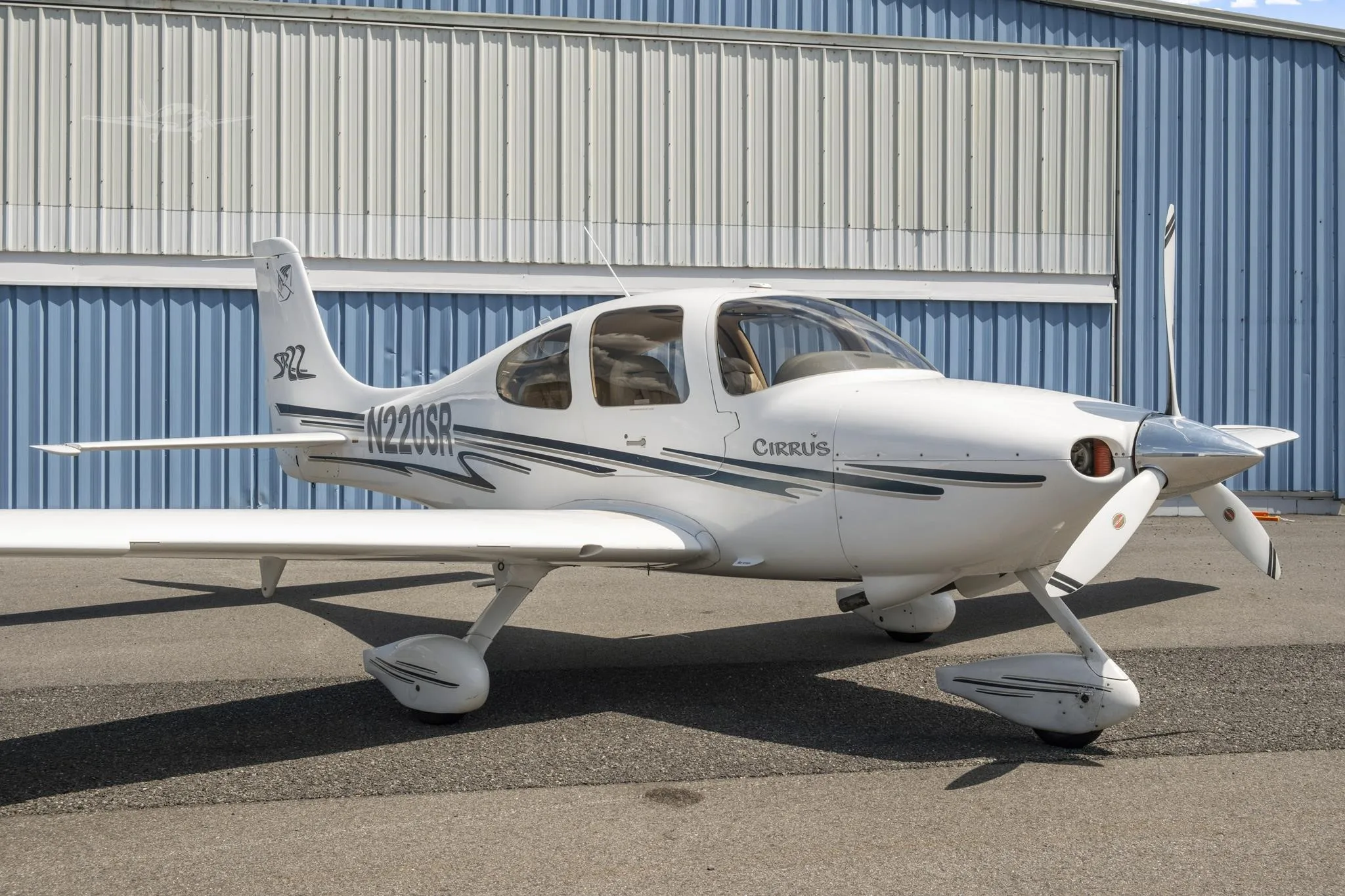 Exterior view of a 2002 CIRRUS SR22, N220SR.