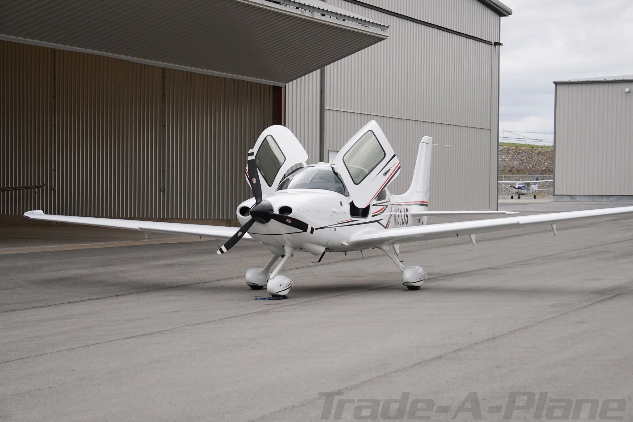 Exterior view of a 2023 CIRRUS SR20-G6, N181JS.
