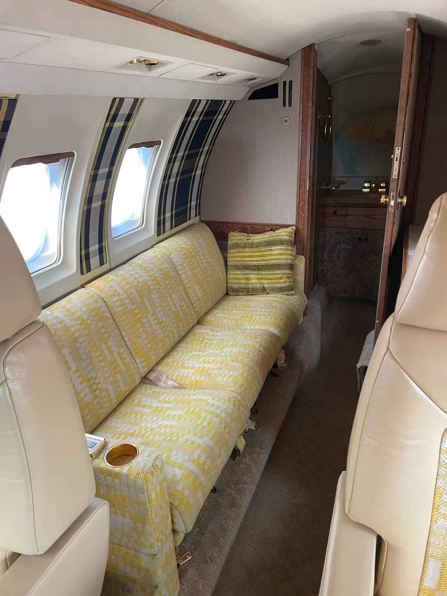 Cabin interior of a 1978 Hawker 125-700A.