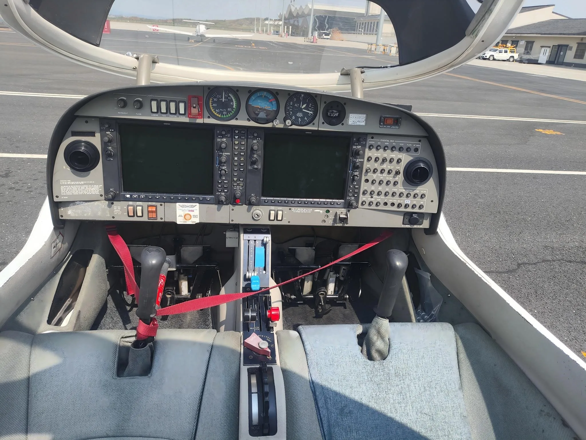 Cockpit and instrument panel of a 2005 DIAMOND DA40-180 STAR.