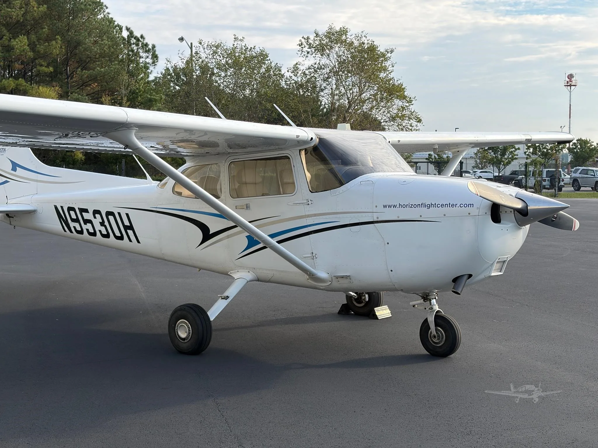 Exterior view of a 2013 CESSNA 172S SKYHAWK SP, N9530H.