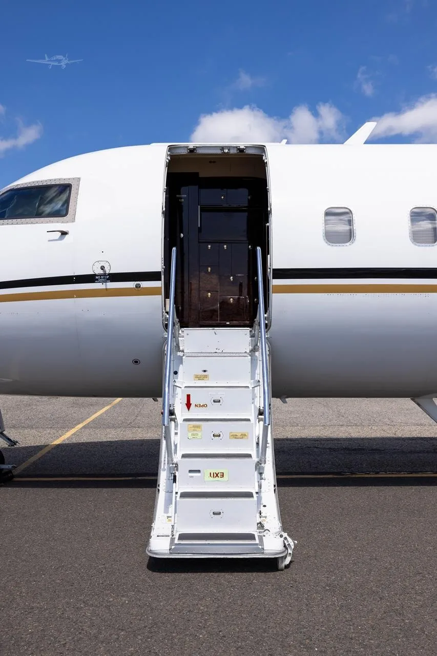 Exterior view of a 2003 BOMBARDIER CHALLENGER 850, N703SA.