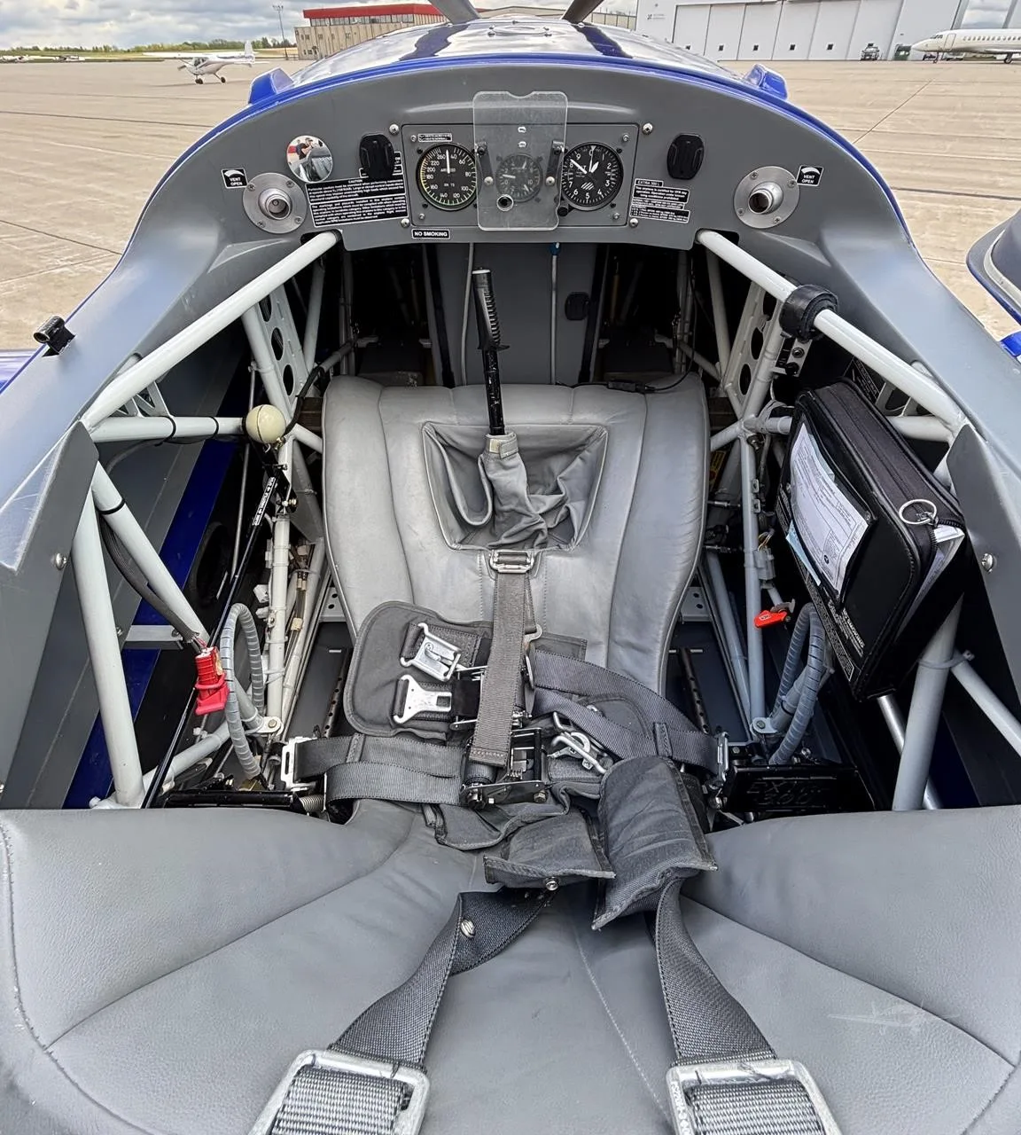 Cockpit and instrument panel of a 2010 EXTRA AIRCRAFT EA 300/L.