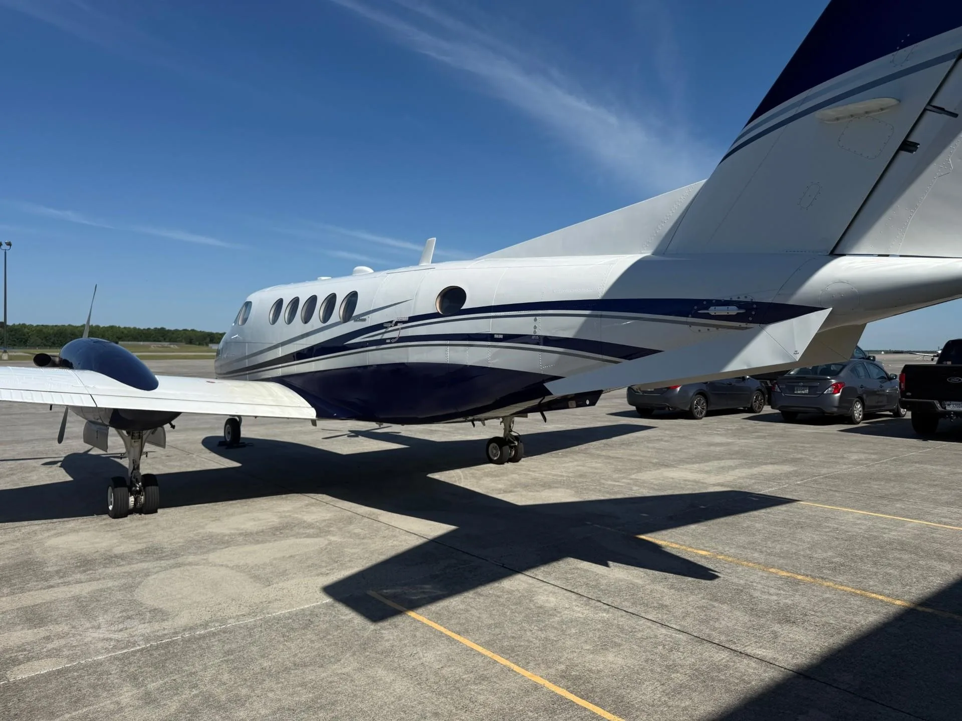 Exterior view of a 1987 BEECHCRAFT KING AIR B200, N14NG.