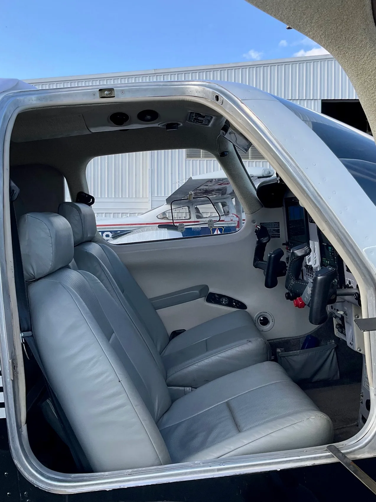 Cabin interior of a 1998 Mooney M20M Bravo.
