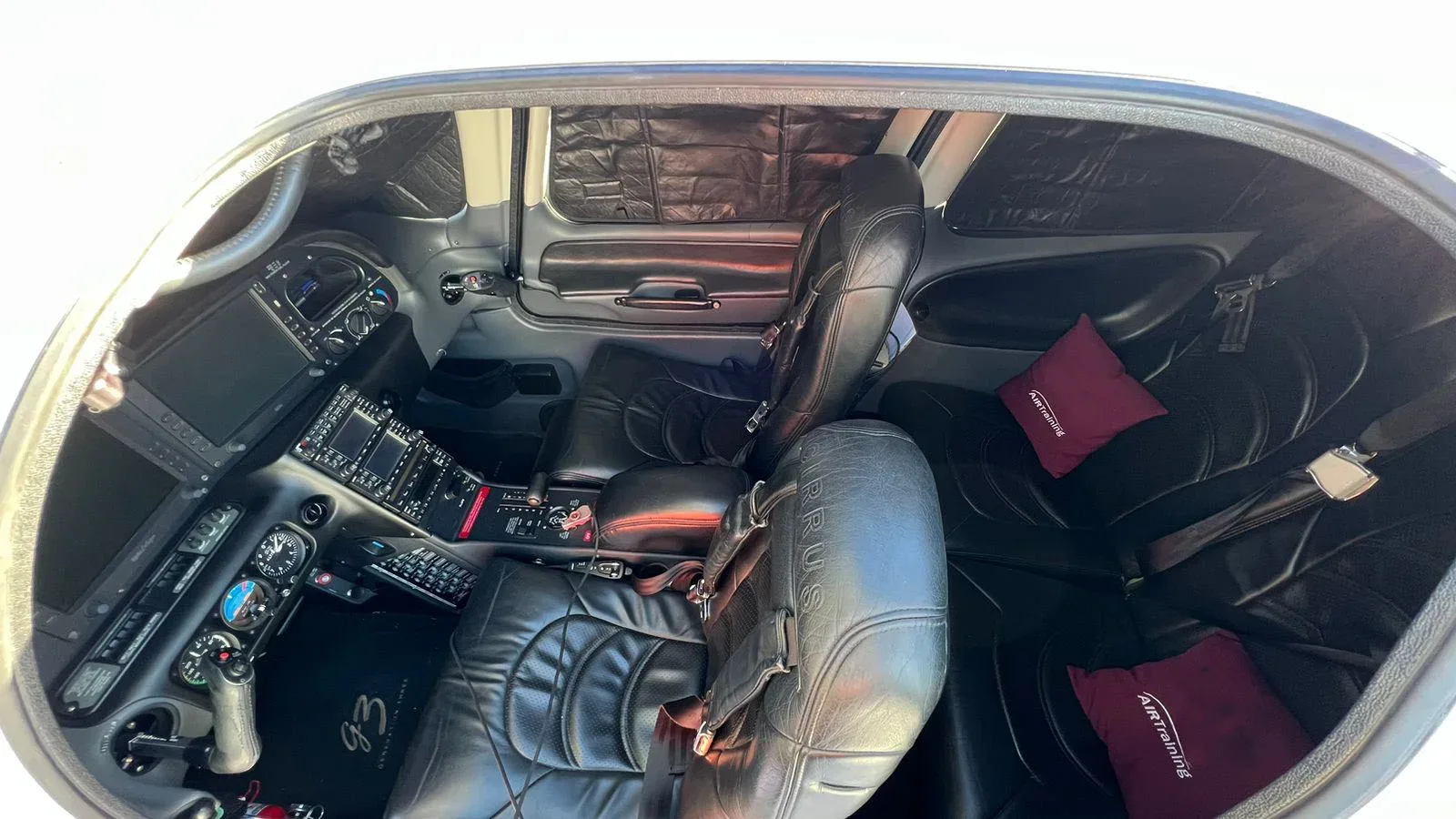 Cabin interior of a 2007 Cirrus SR22 G3.