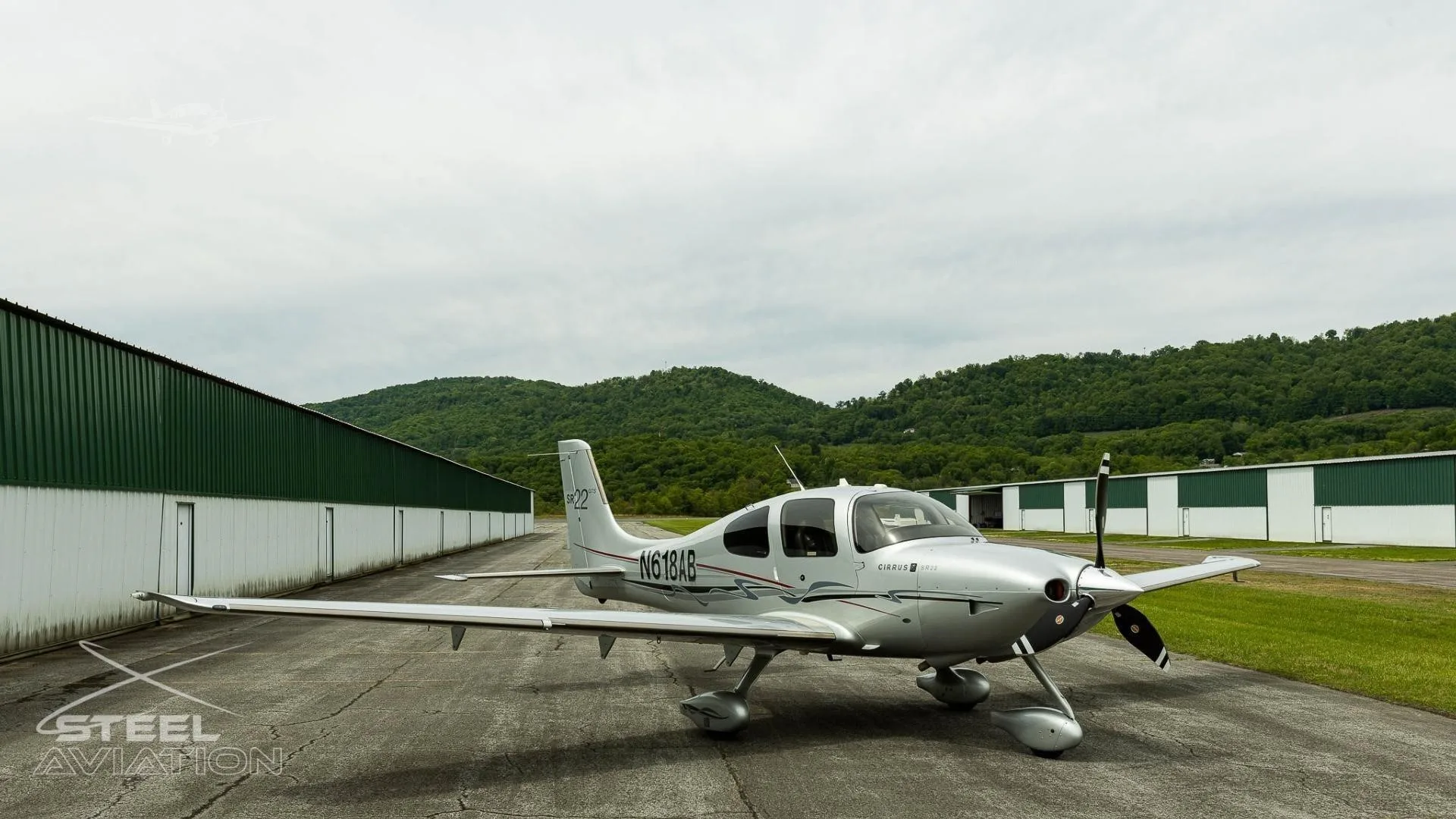 Exterior view of a 2010 CIRRUS SR22-G3, N618AB.