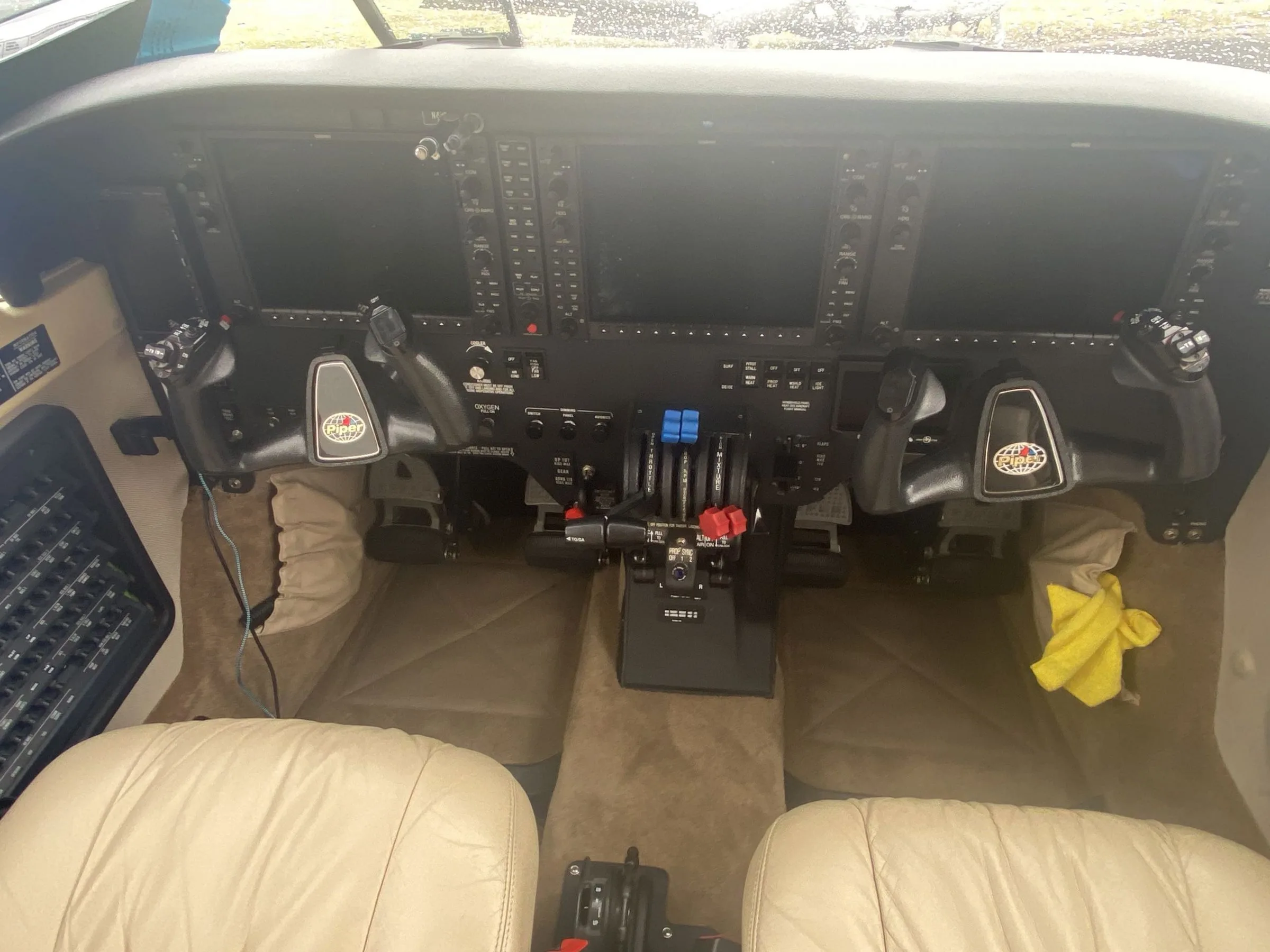 Cockpit and instrument panel of a 2014 Piper PA-34-220T Seneca V.