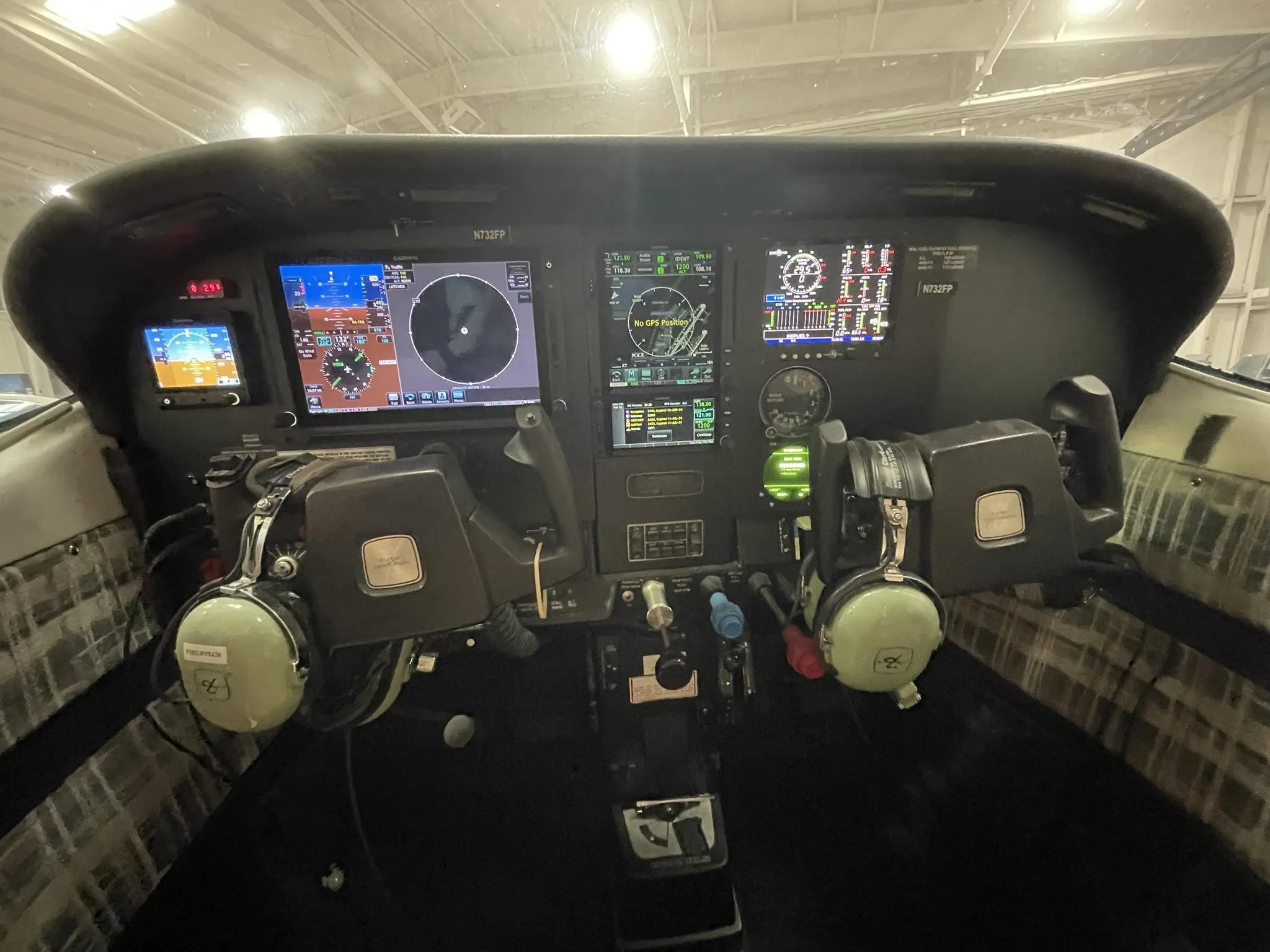 Cockpit and instrument panel of a 1976 CESSNA 210L.