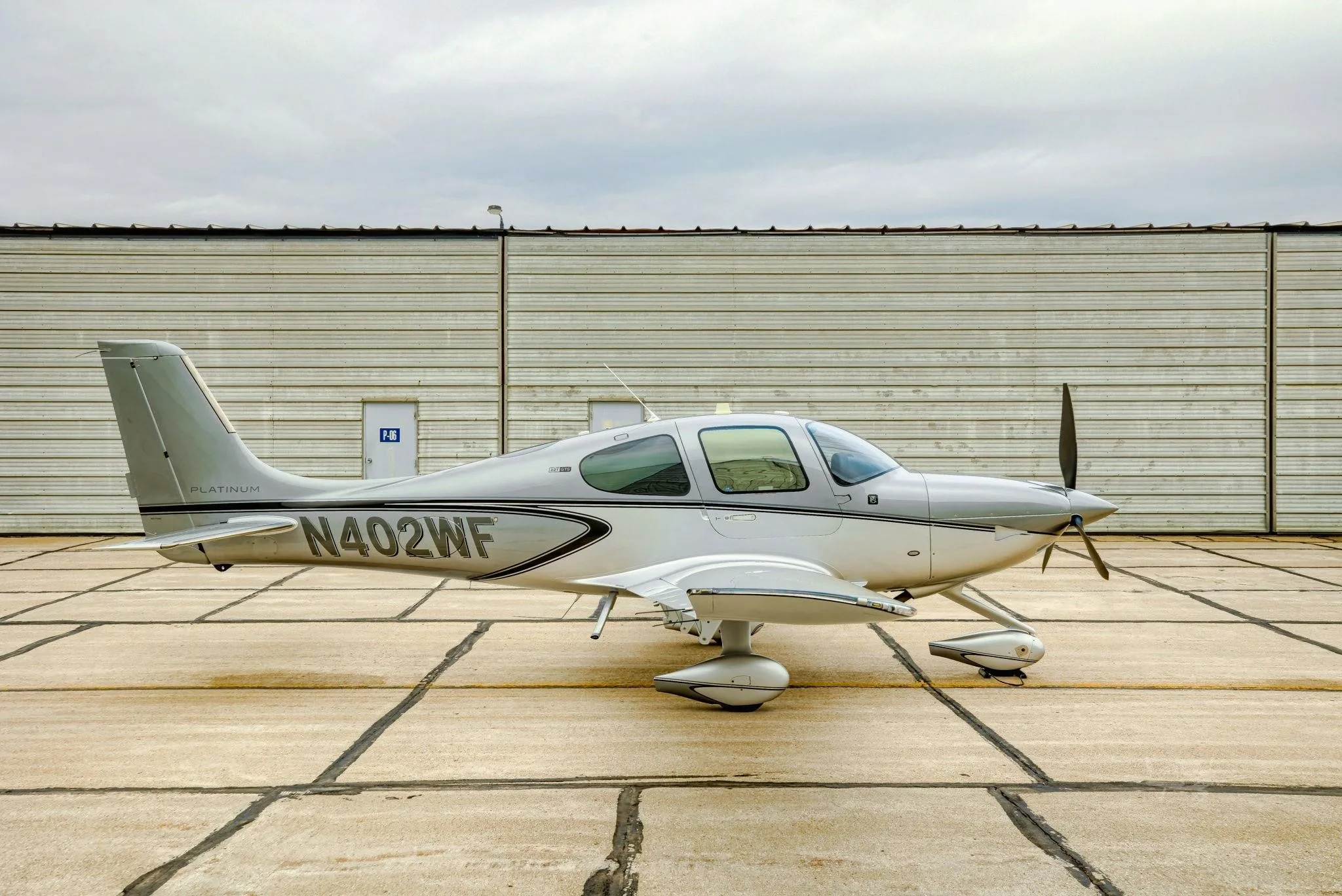 Exterior view of a 2022 CIRRUS SR22-G6 TURBO, N402WF.