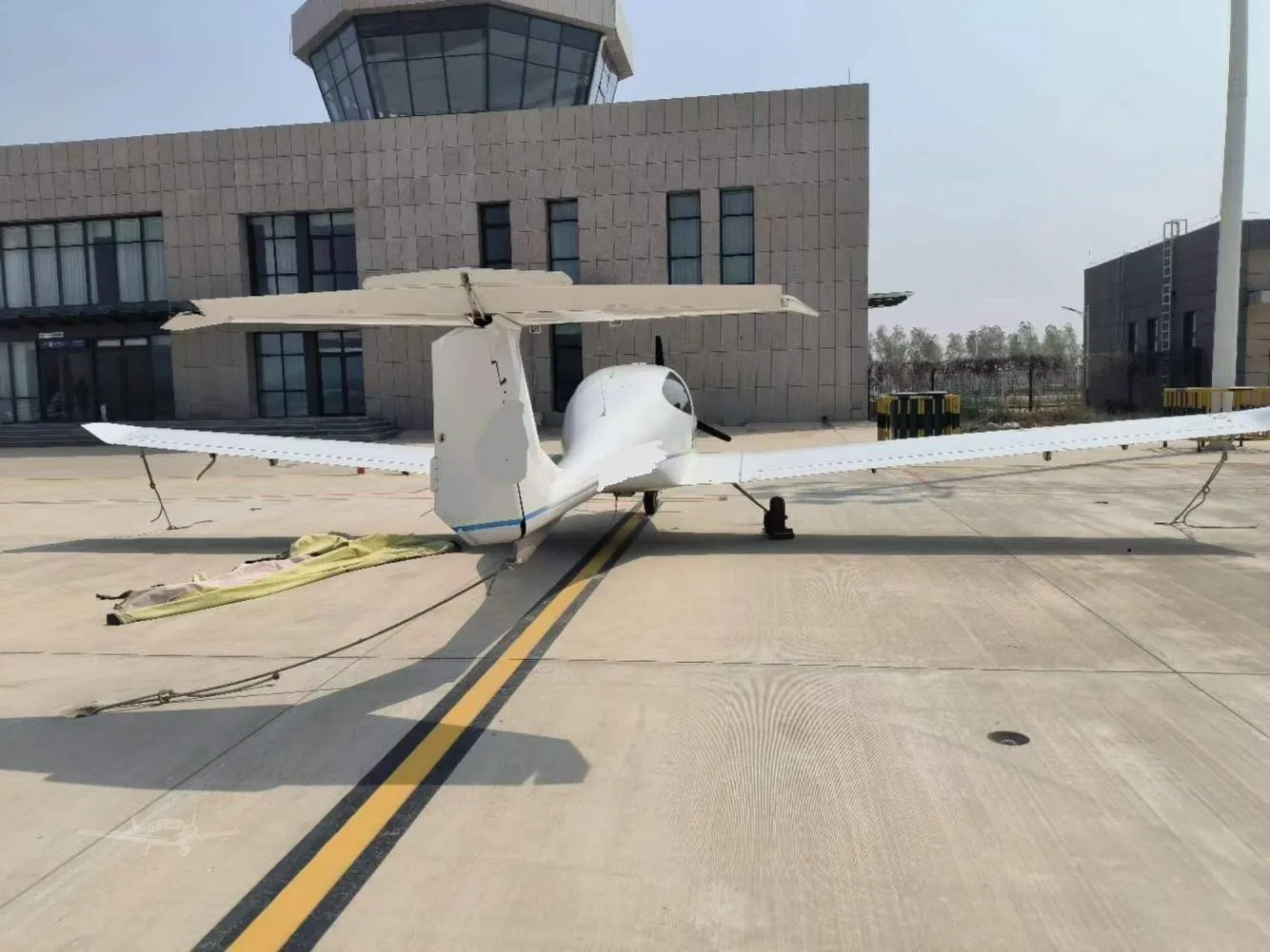 Exterior view of a 2014 DIAMOND DA40 D, B-0207.